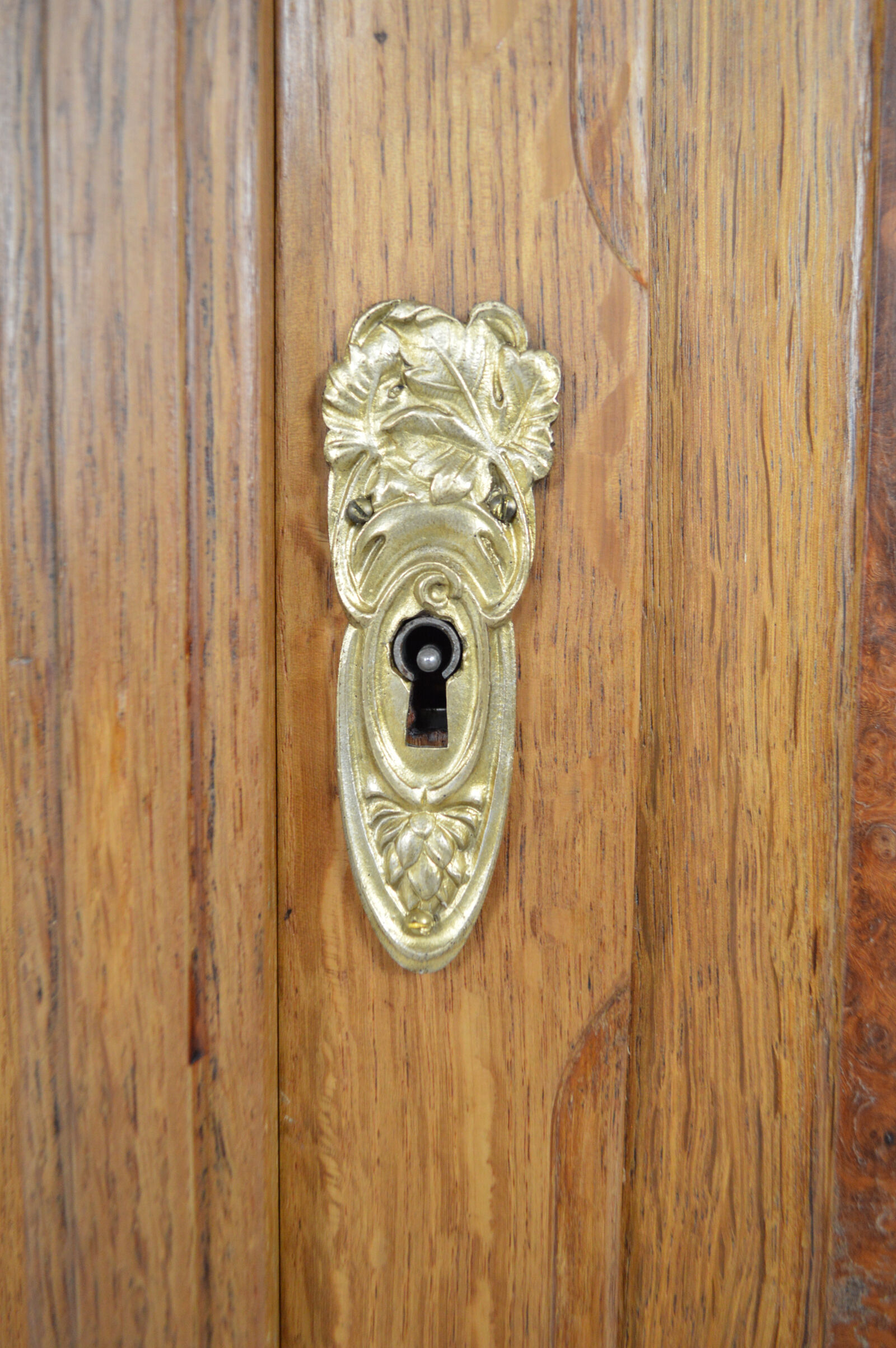 Buffet art nouveau en chêne et loupe, modèle au platane, vers 1910