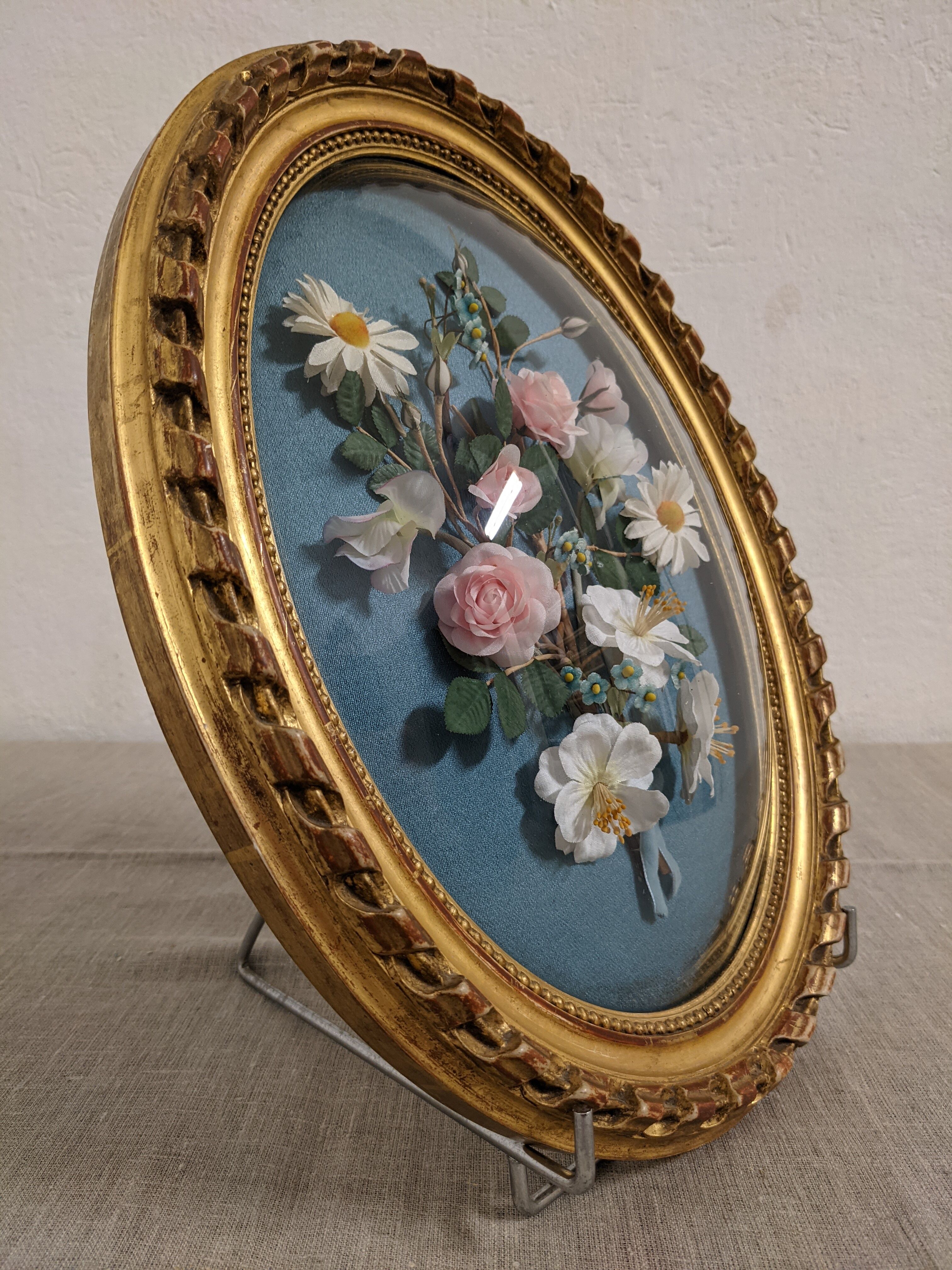 Cadre ovale en verre bombé et décor de fleurs