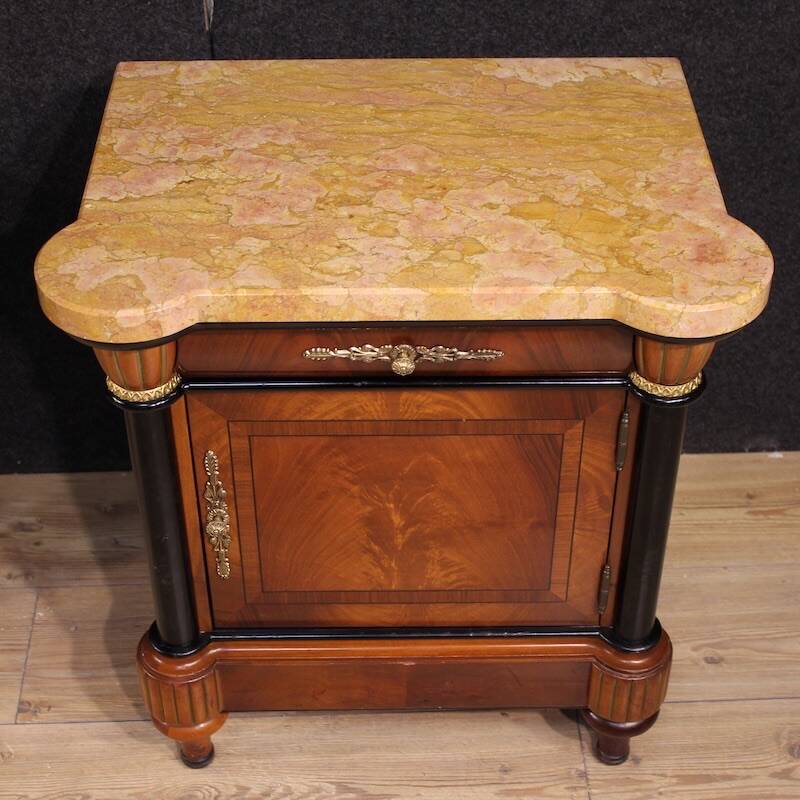 Paire de tables de chevet italiennes du 20e siècle avec plateau en marbre.