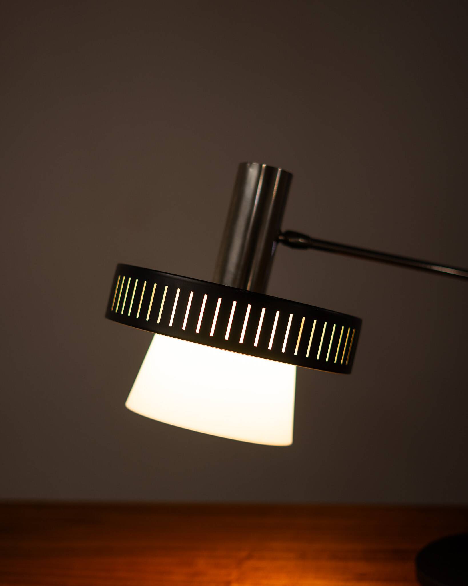 Mid-Century Modern Italian Table Lamp in Steel and Opal Acrylic, 1960s