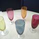5 flutes en verre de différentes couleurs