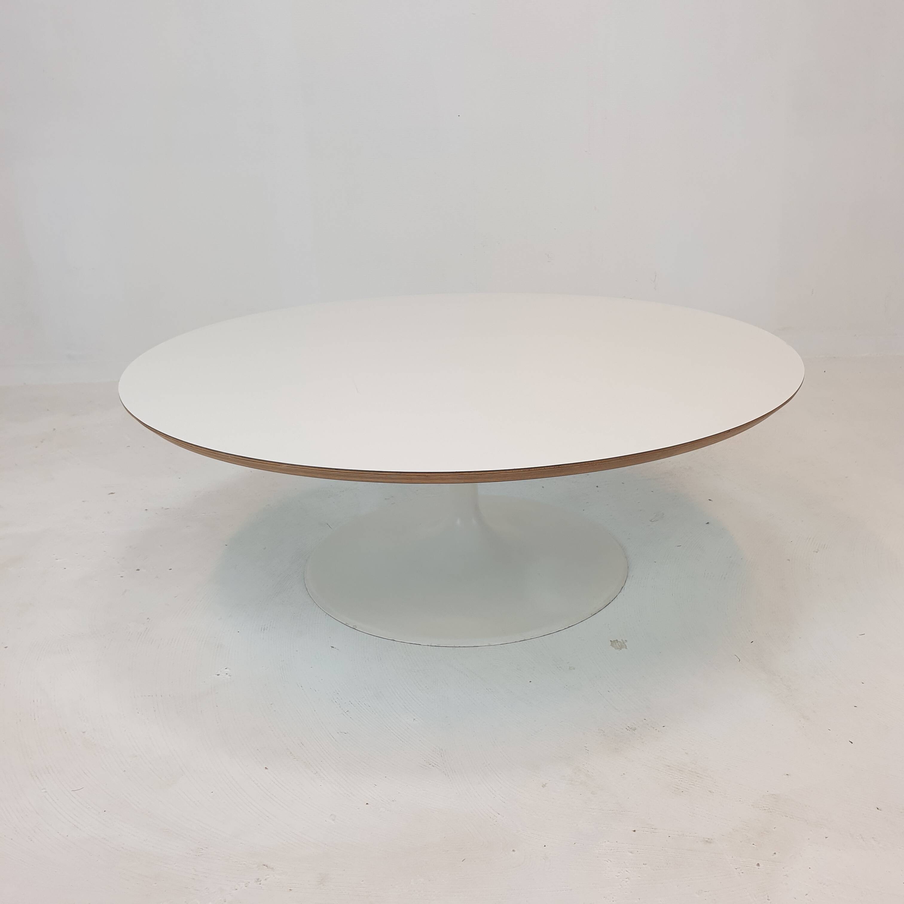 Round coffee table by Geoffrey Harcourt for Artifort, 1960s.