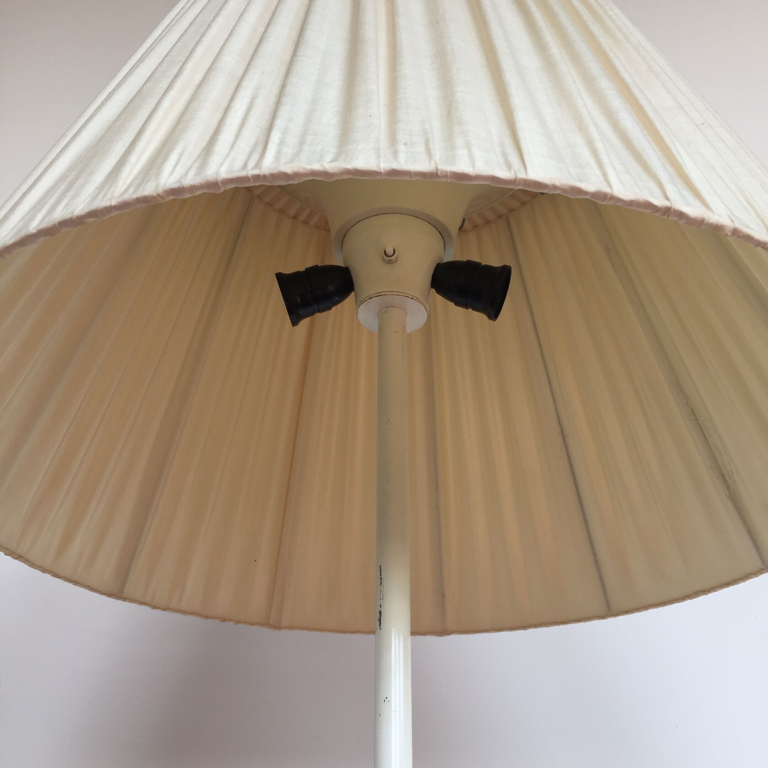 Vintage 50-60s Dutch design white floor lamp by H. Fillekes for Artiforte black base