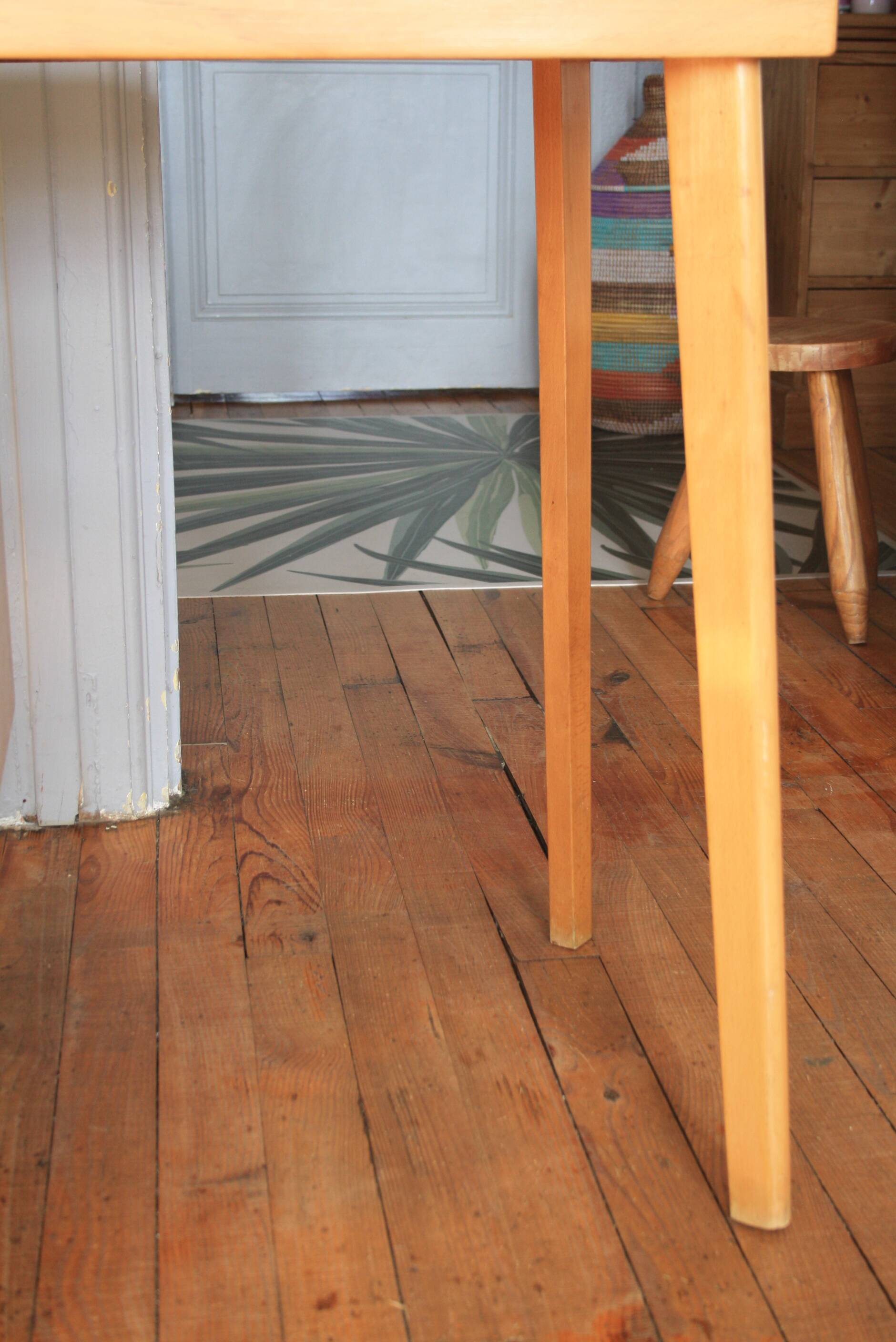Bureau en bois pieds compas
