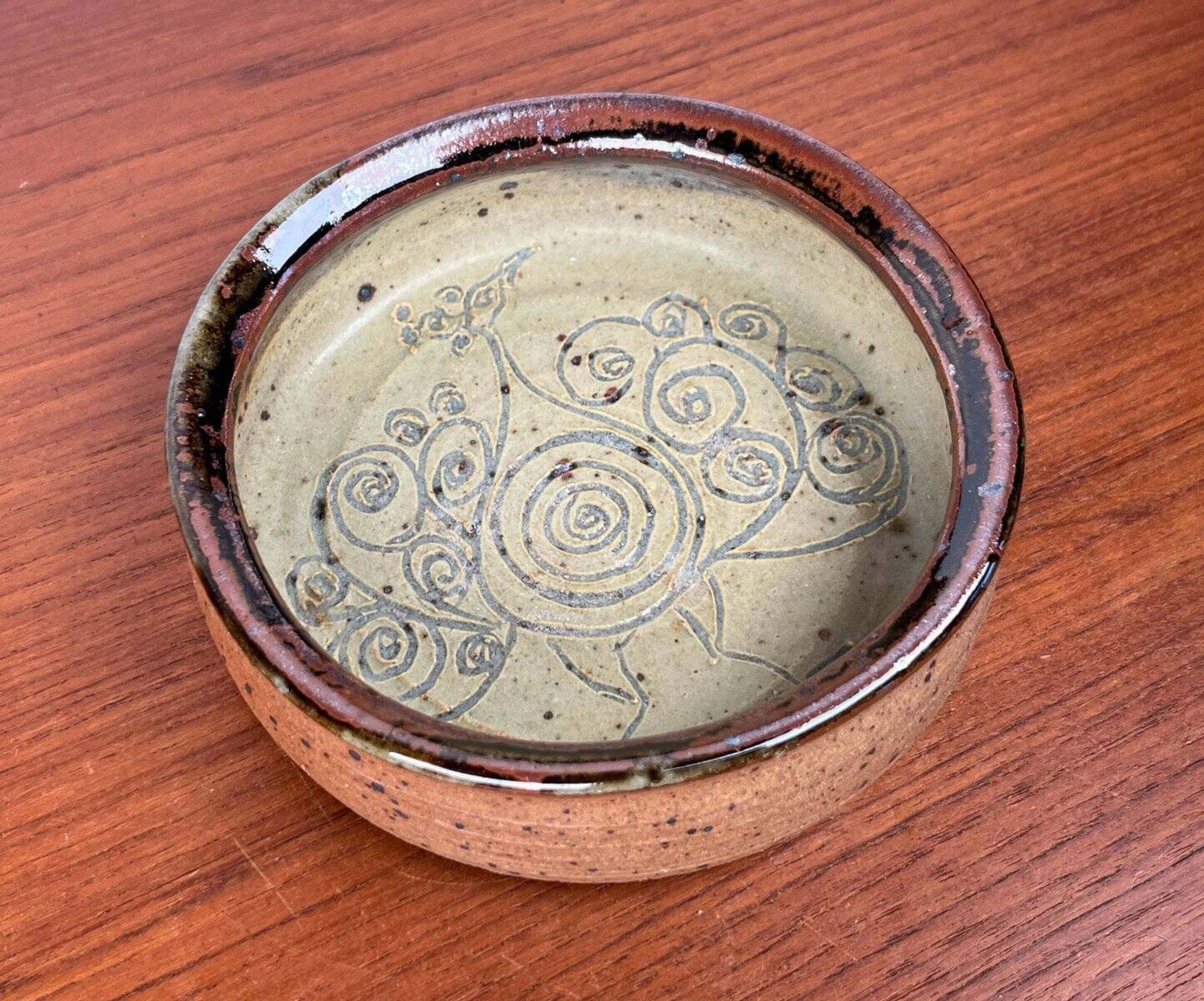 Mid-century modern Danish studio pottery bowl by Bente Lemche, 1960s.