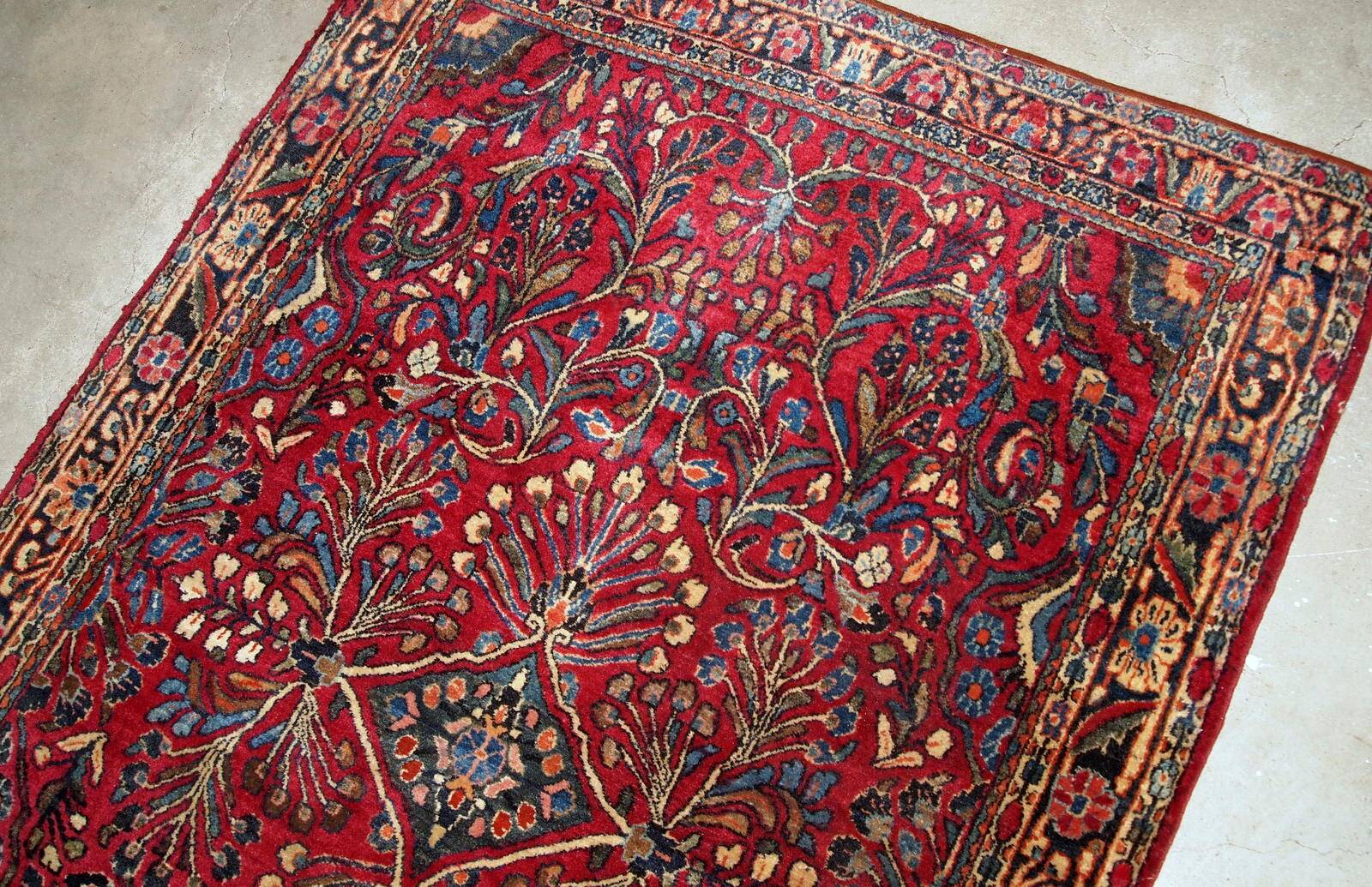 Handmade antique Persian Sarouk rug 3.6' x 5.3' (109cm x 161cm) 1920s