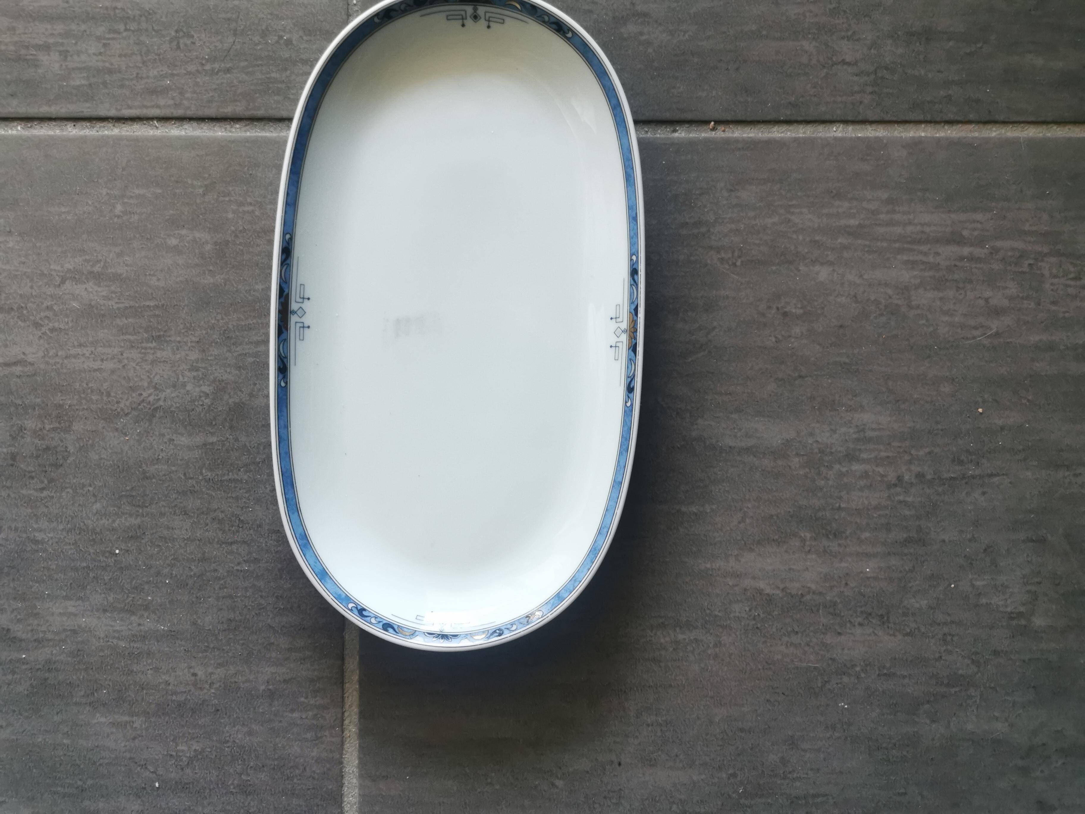 Oval porcelain plate from Sologne – blue decoration – 22 cm
