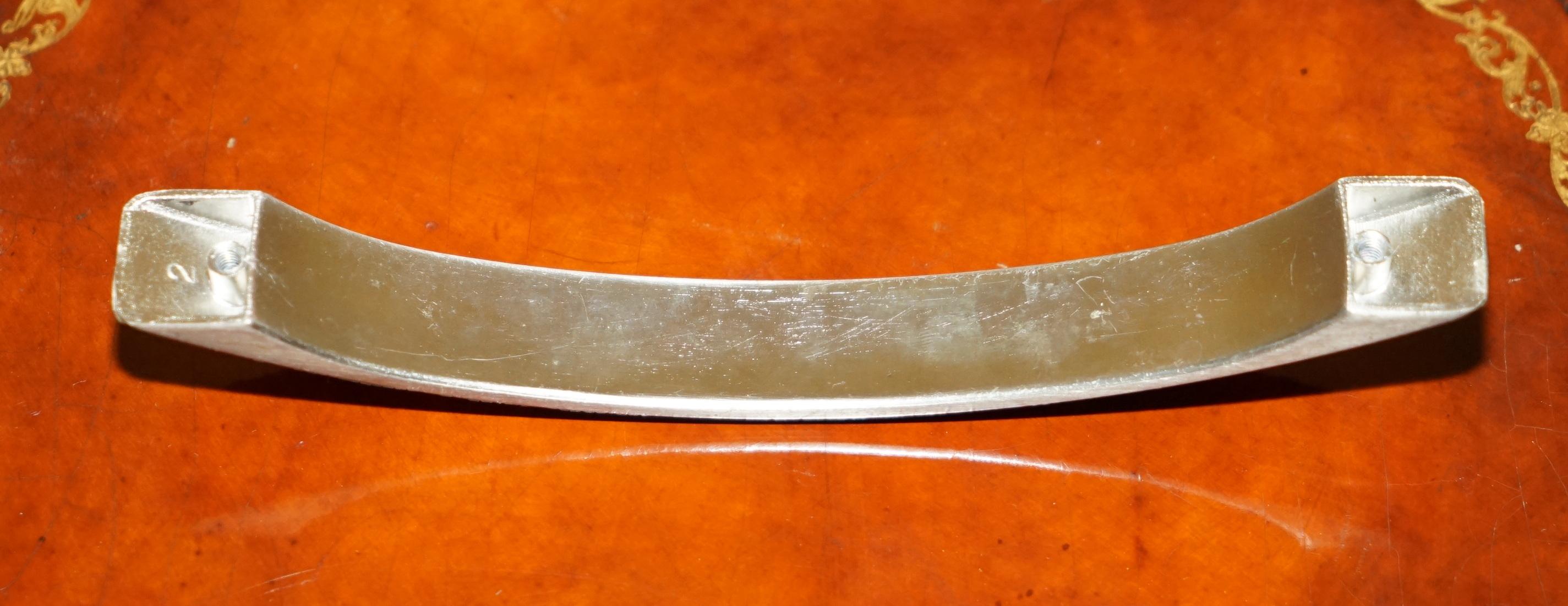 Set of six drawer handles in shagreen.