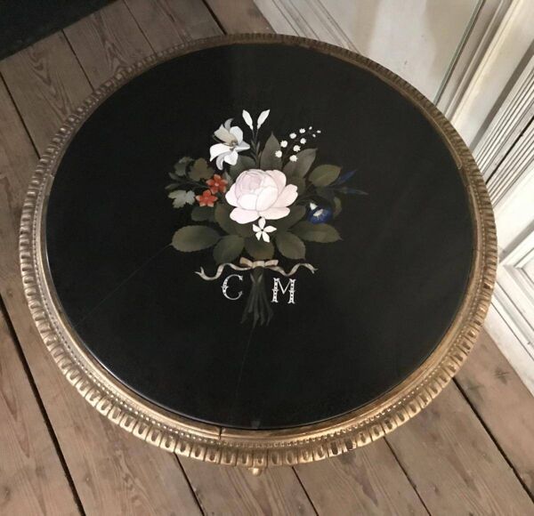 Guéridon en bois sculpté doré, tablette en marqueterie de marbres