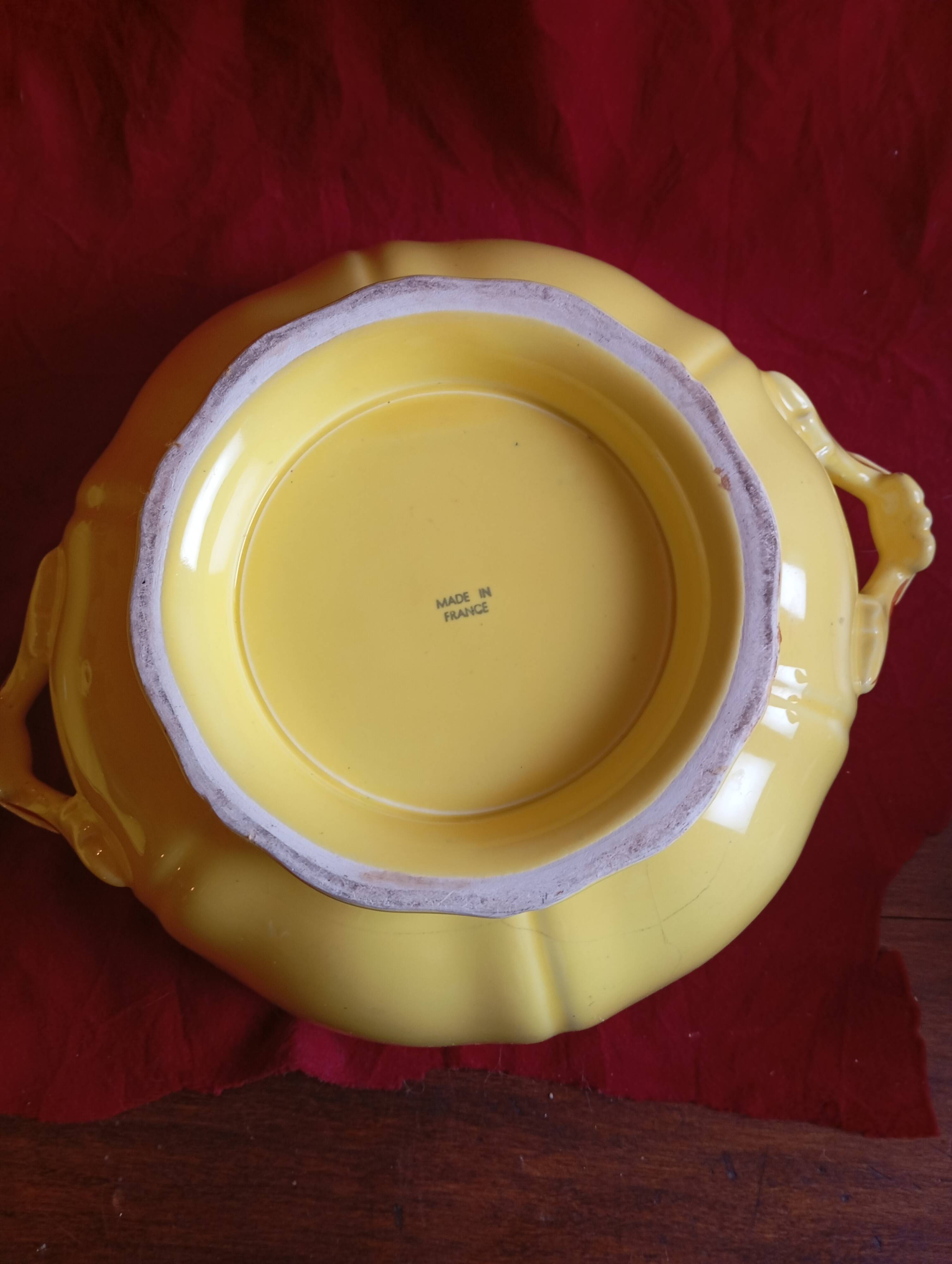 YELLOW "VINTAGE" POTTERY SOUP TUREEN