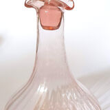 Carafe en verre rose