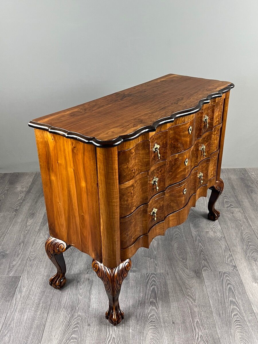 Commode de style Louis XV en placage de loupe de noyer, XXe siècle