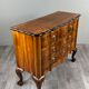 Commode de style Louis XV en placage de loupe de noyer, XXe siècle