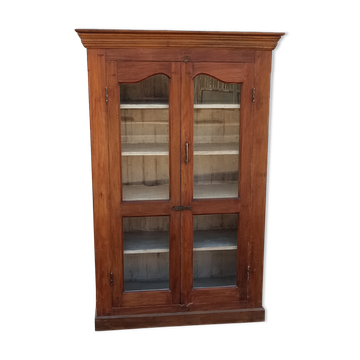 Armoire en bois vitrée