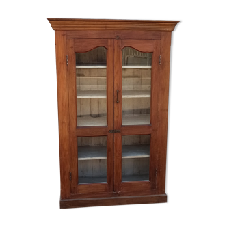 Armoire en bois vitrée