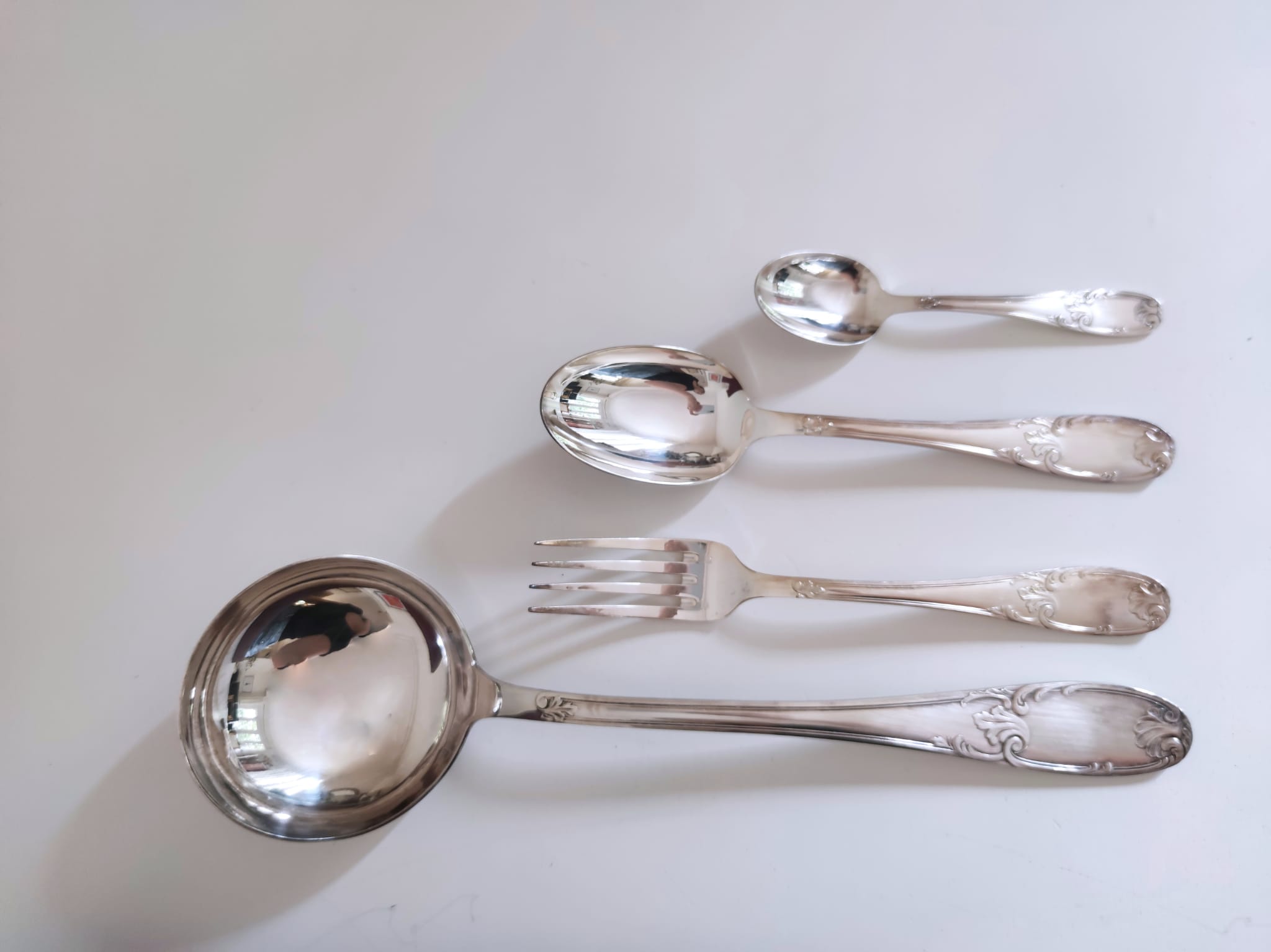 Silver metal housewife model Rocaille