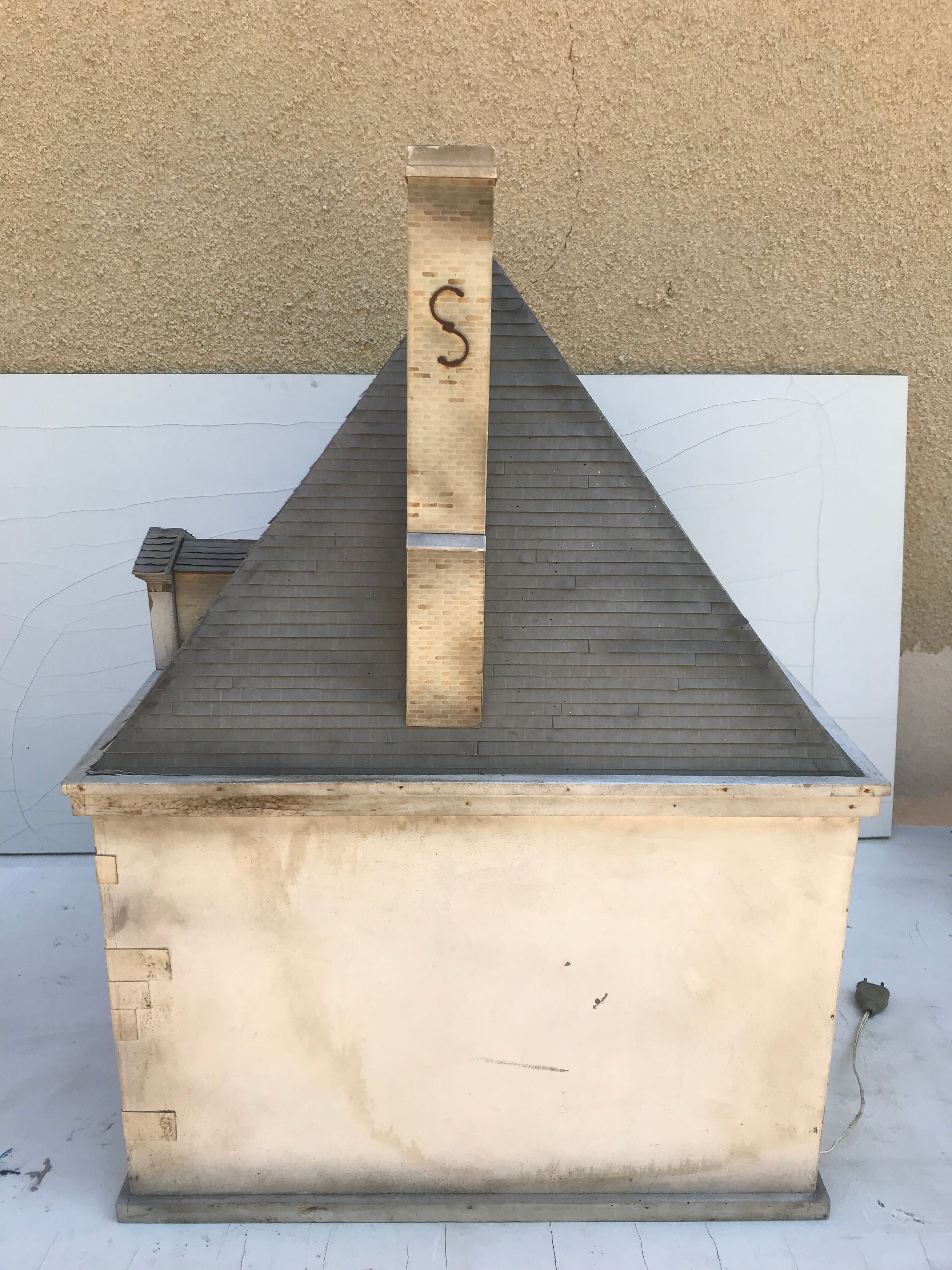 Ancienne maison de poupée
