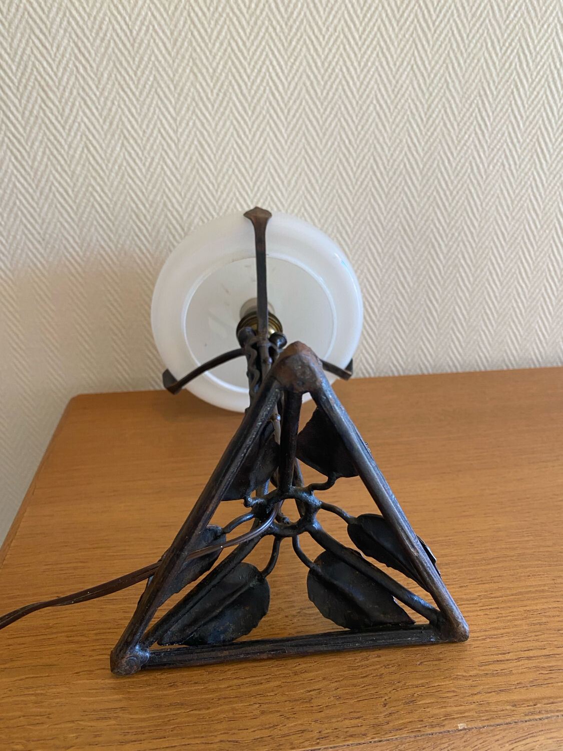 Art Deco lamp with twisted leaves