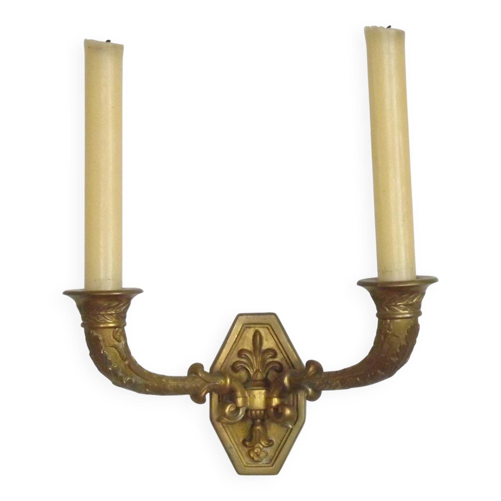 Applique murale en bronze Art Nouveau français à double bougie avec détail de fleur de lys.