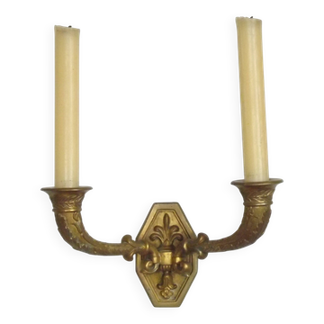 Applique murale en bronze Art Nouveau français à double bougie avec détail de fleur de lys.