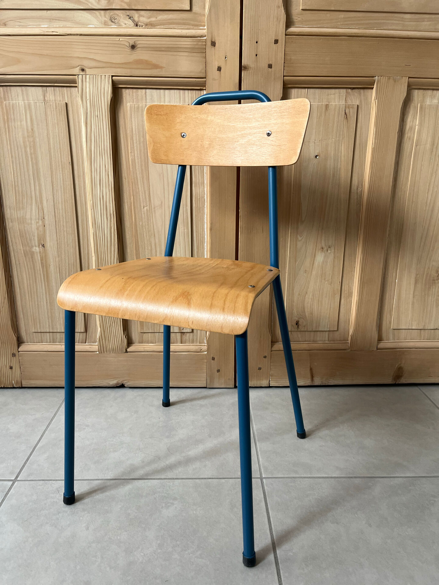 Chaise d'école vintage rénovée