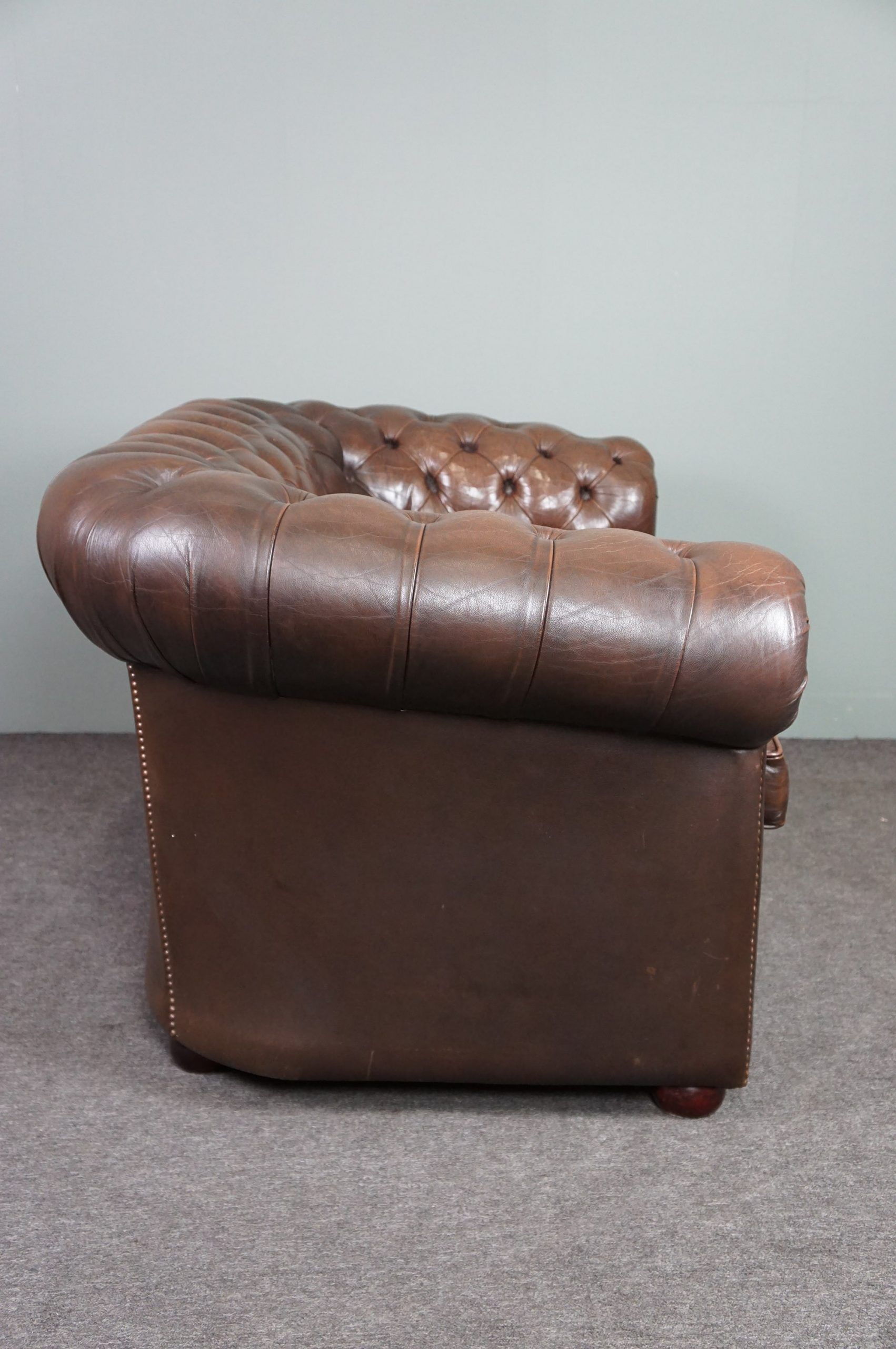 Chesterfield sofa in old cowhide 2.5 seats