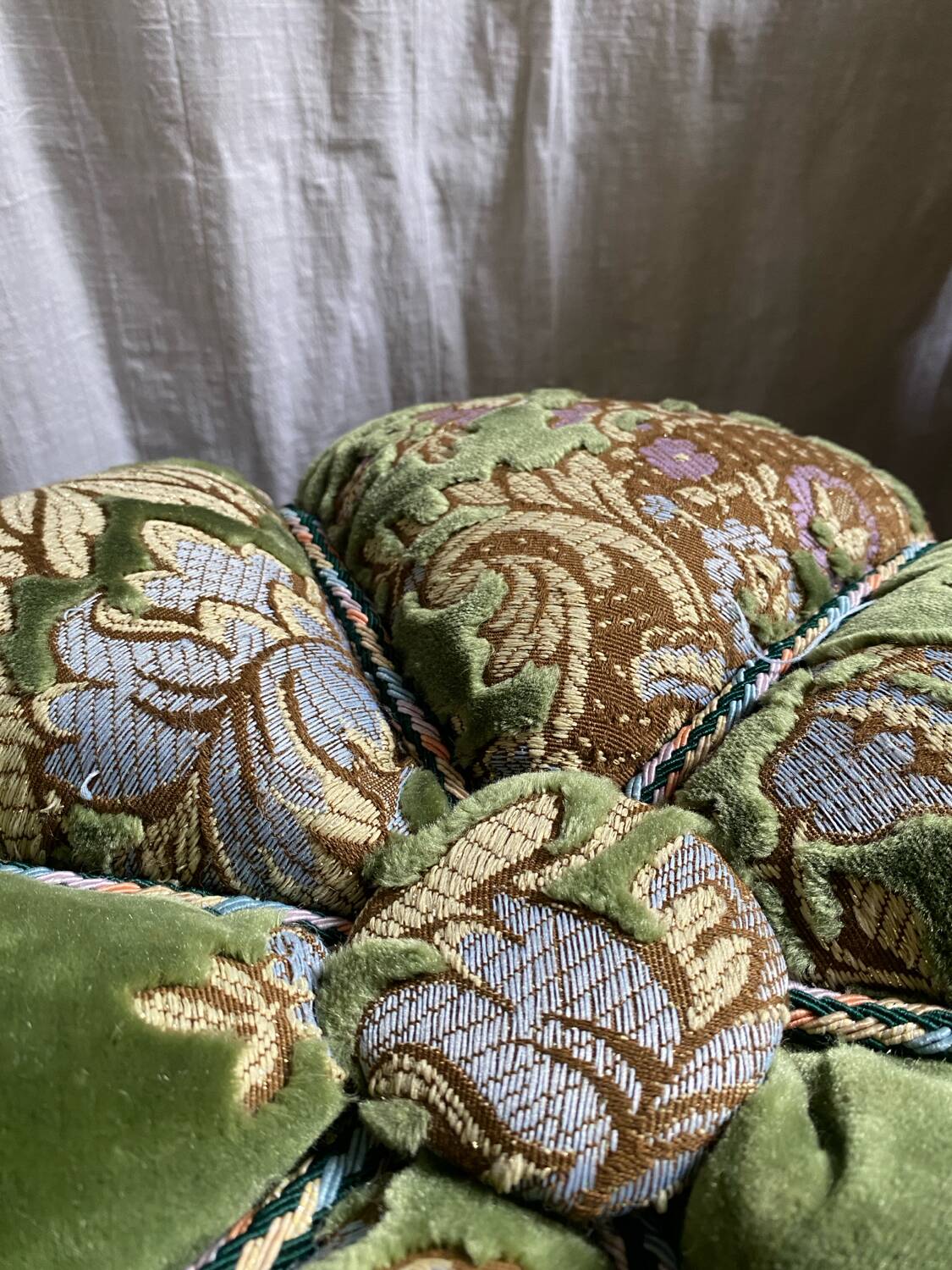 Duo de poufs en velours fleuri