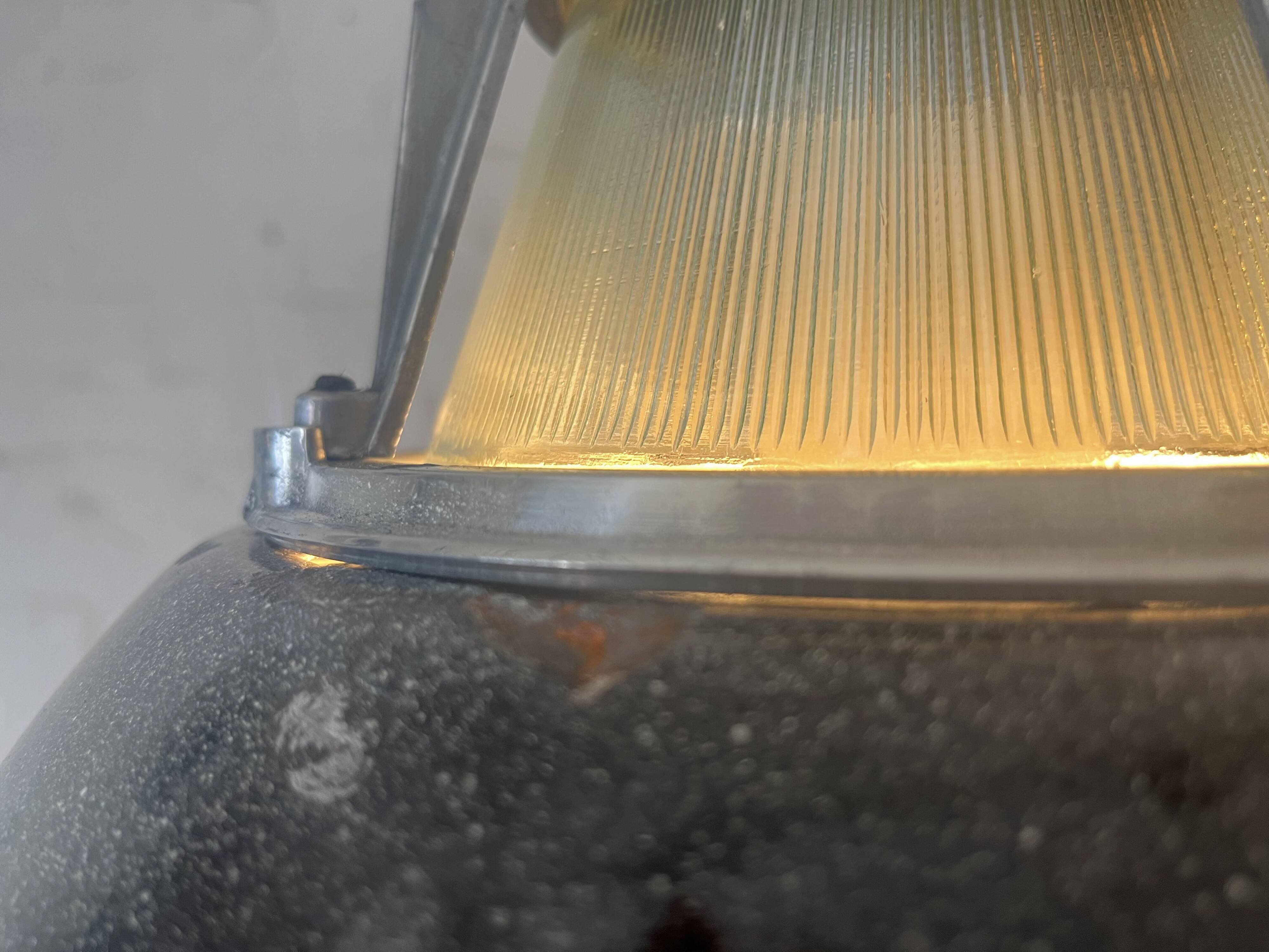 „Alma“ Ukrainische Industrieleuchte schwarz