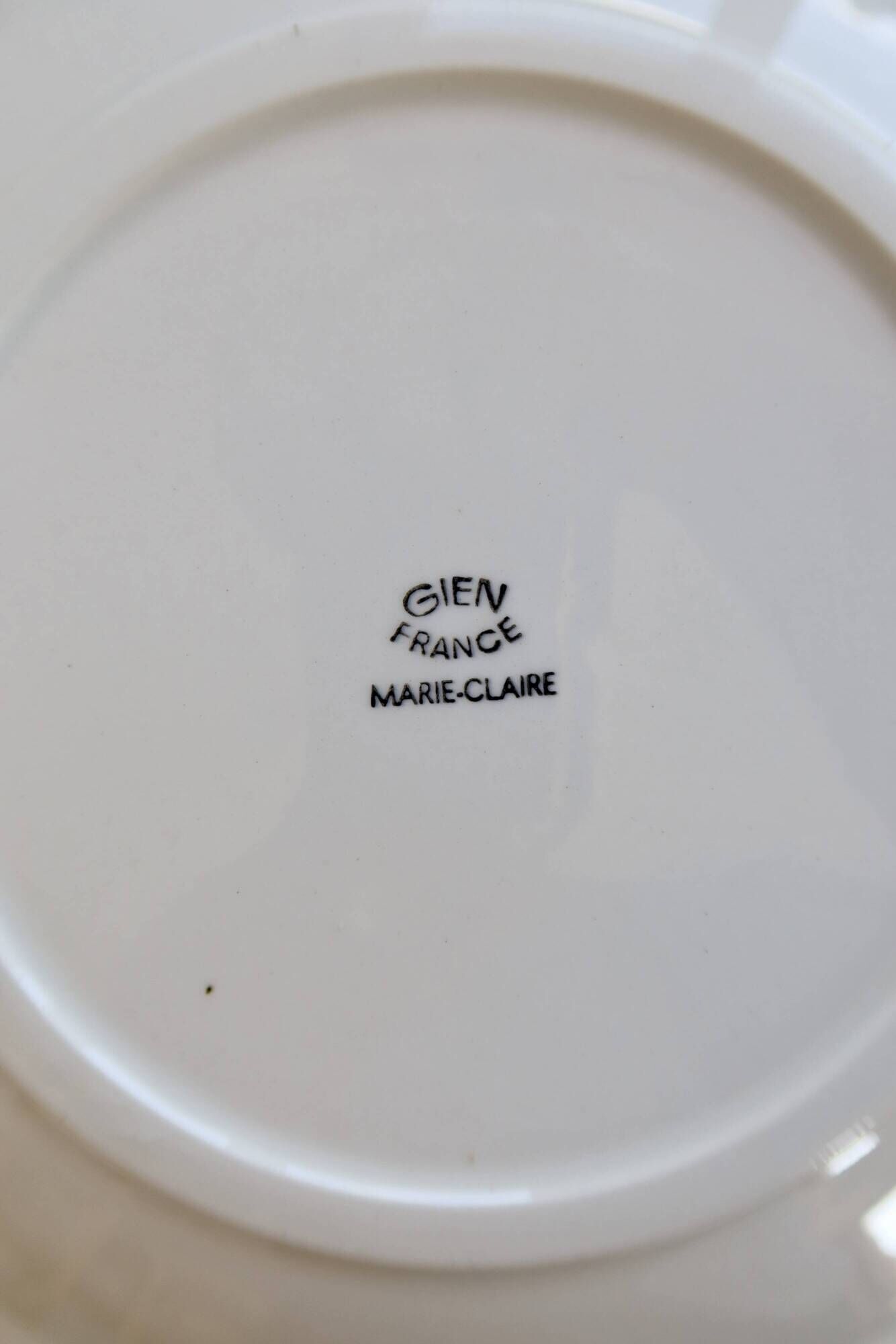 4 vintage flat plates in Gien earthenware, model Marie-Claire.