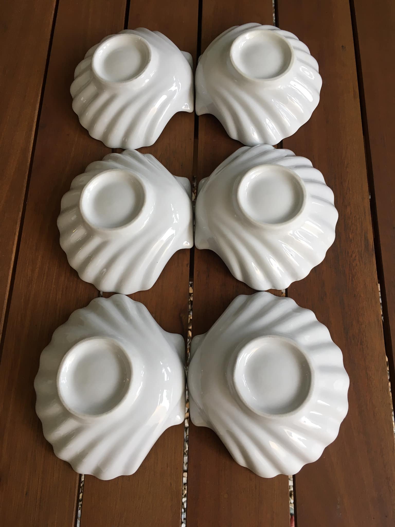 6 white porcelain scallops