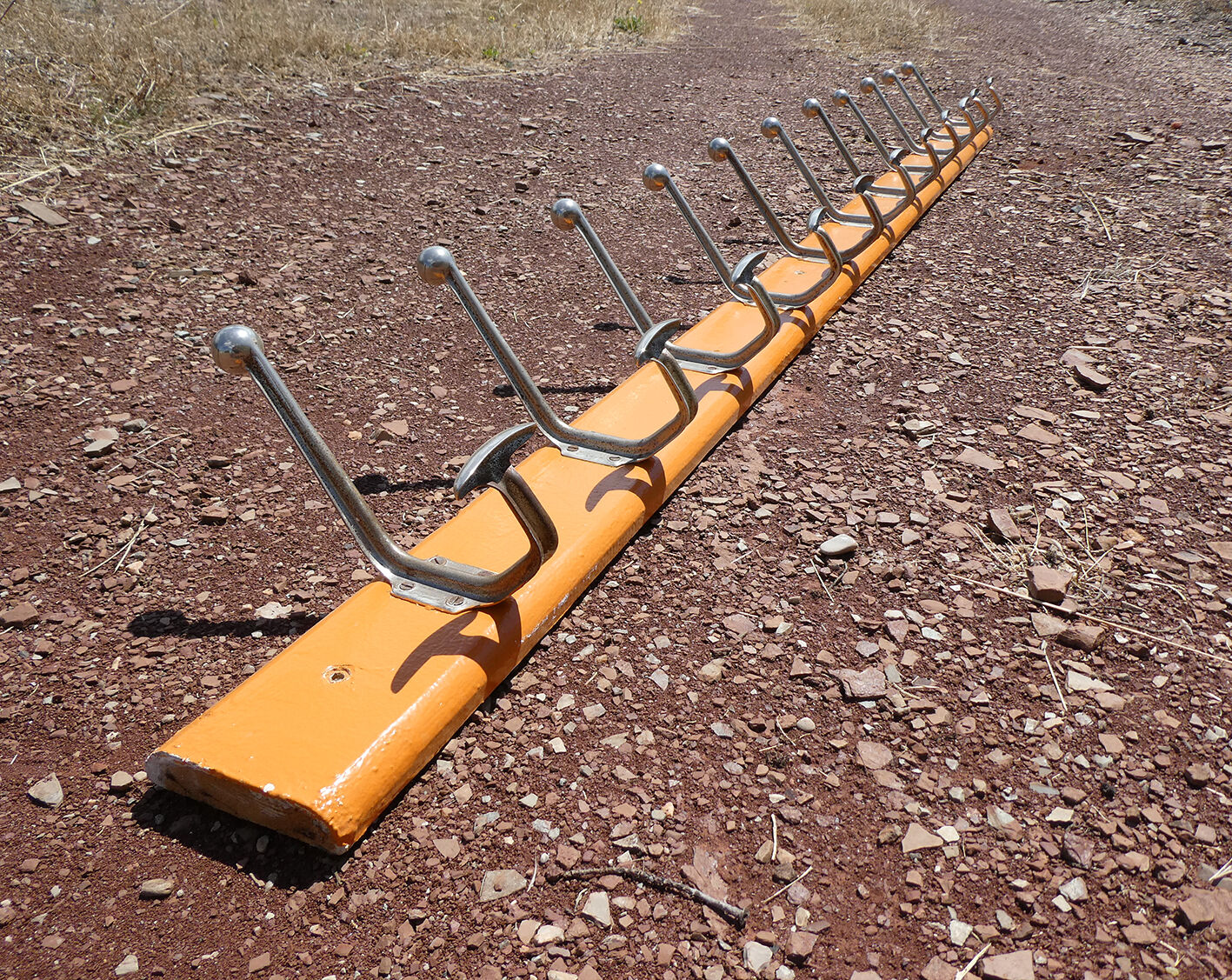 School wall door - 11-patère orange rail