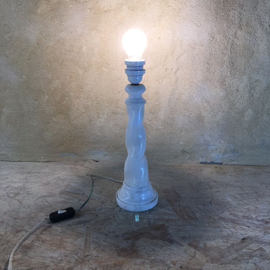 Twisted lamp foot in white alabaster