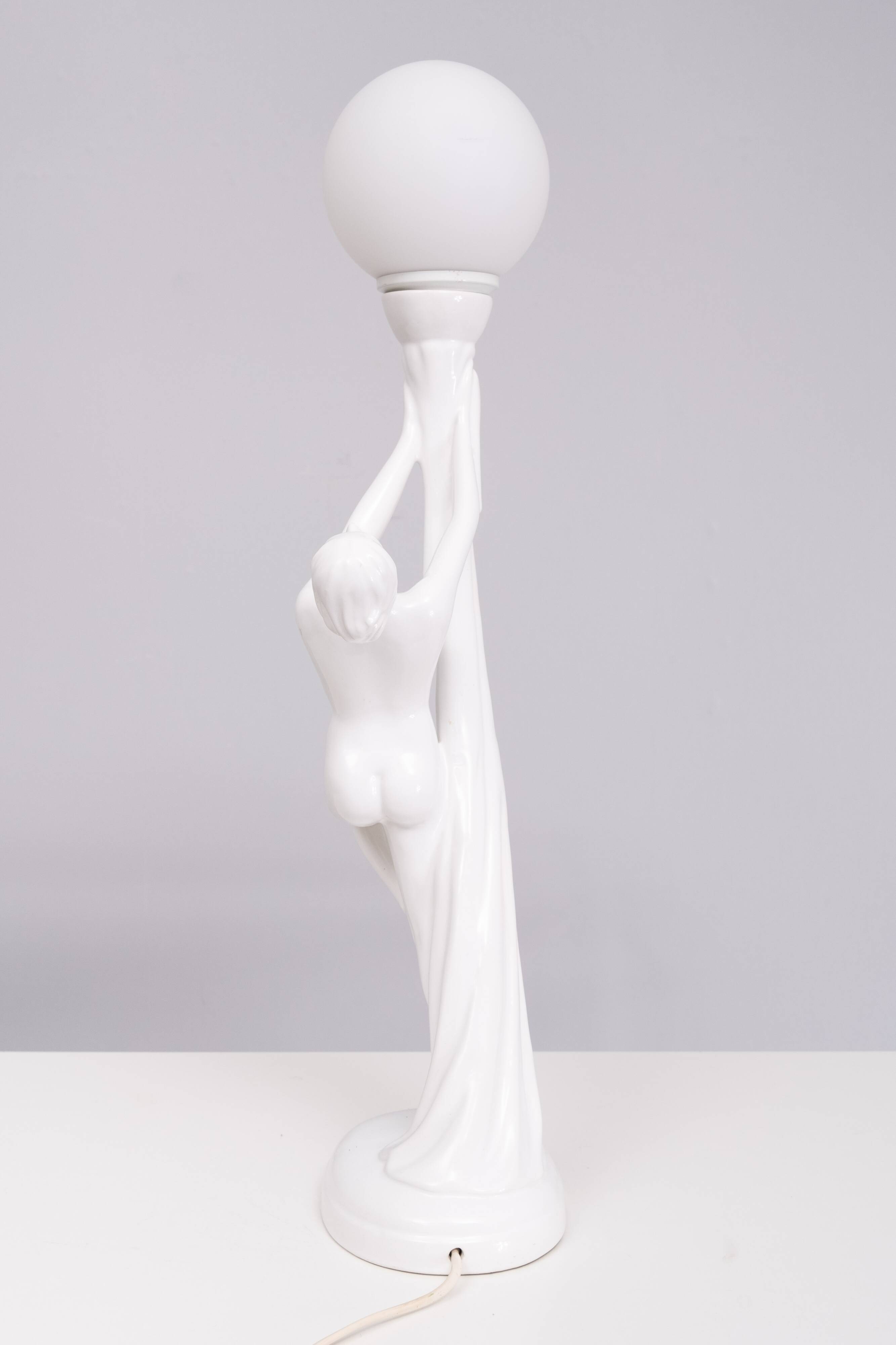 Lampe art déco femme nue en céramique blanche globe italie années 70