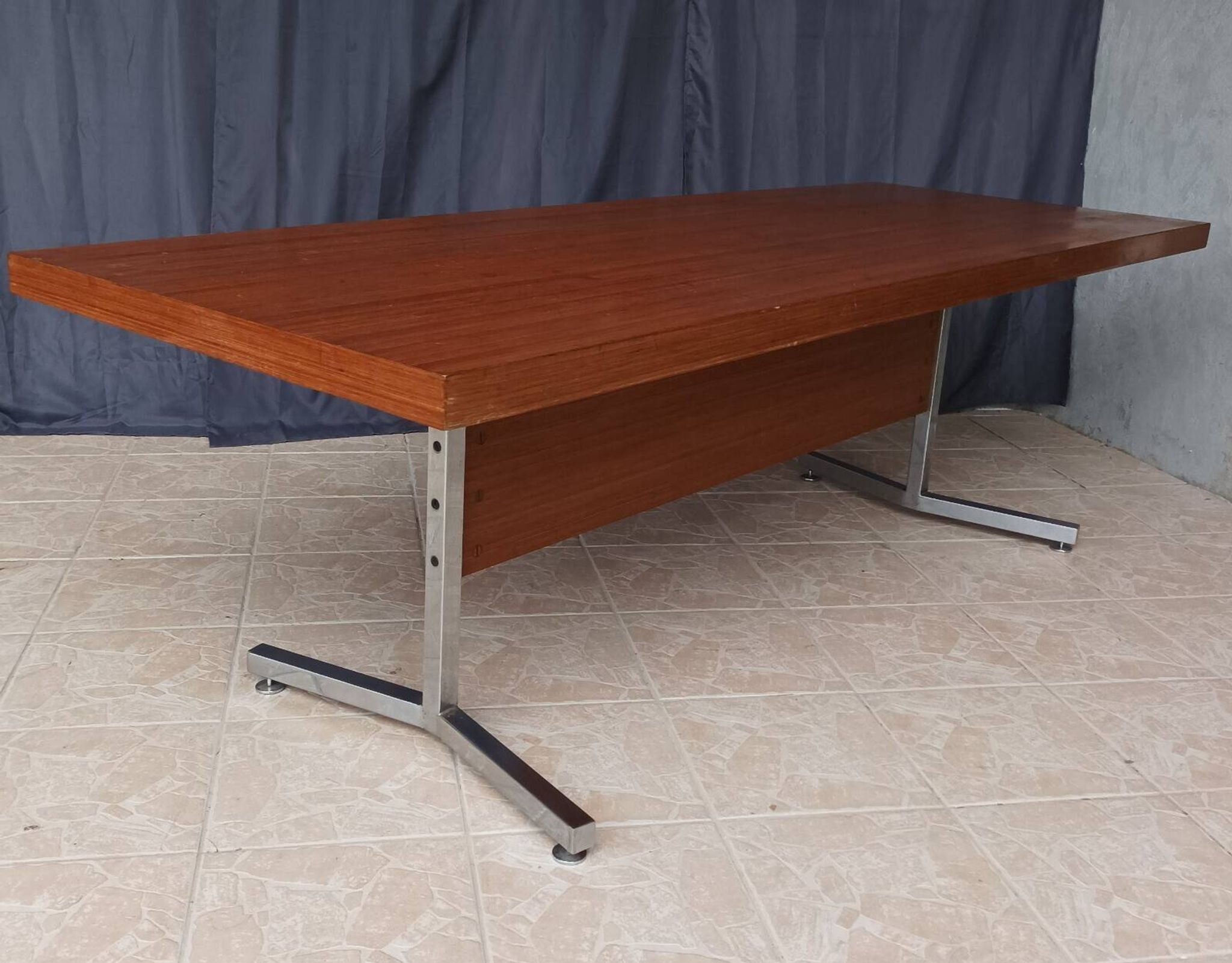 Grand bureau vintage en acajou et métal chrome
