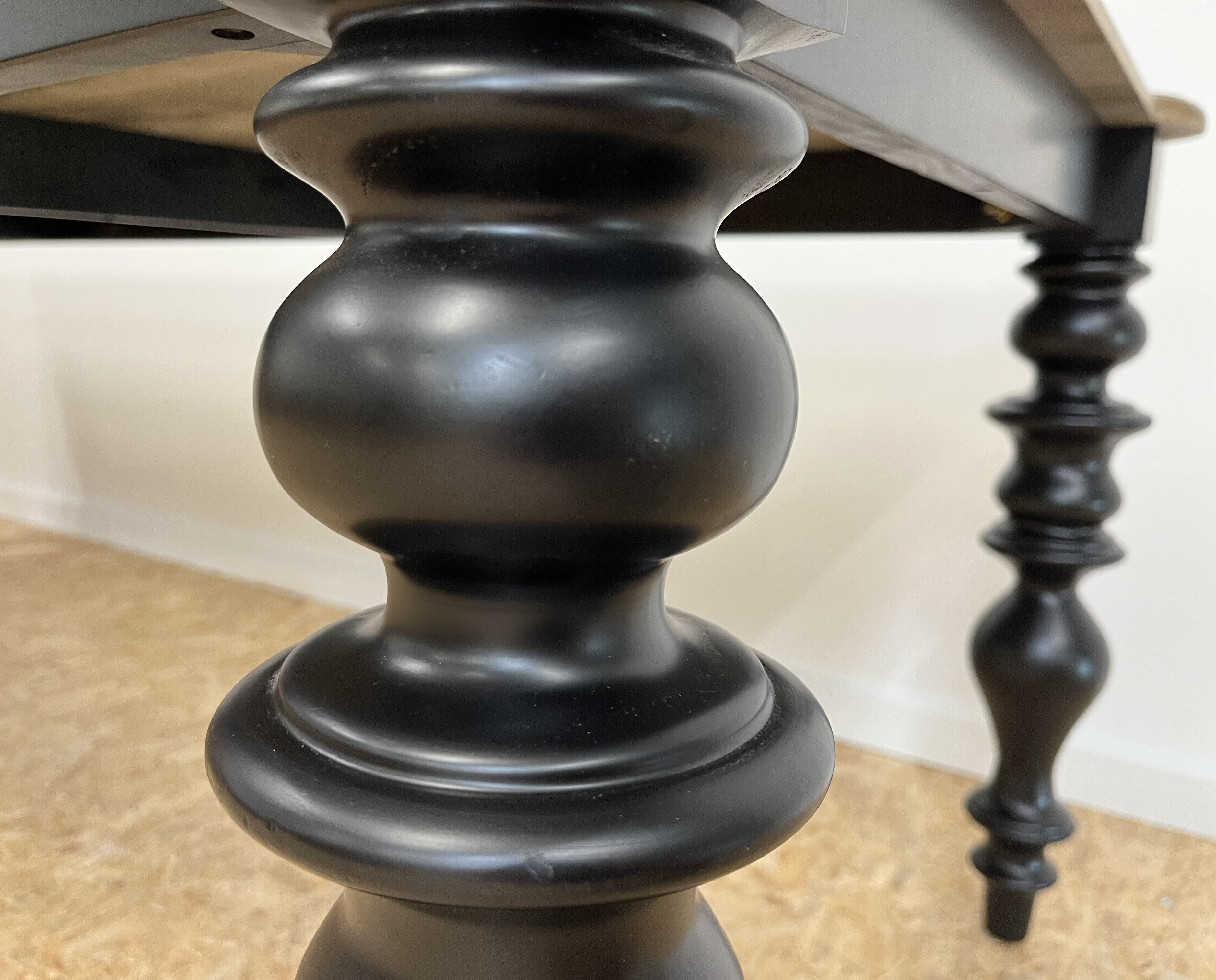 Table à manger classique en bois, pieds noirs, 12 couverts