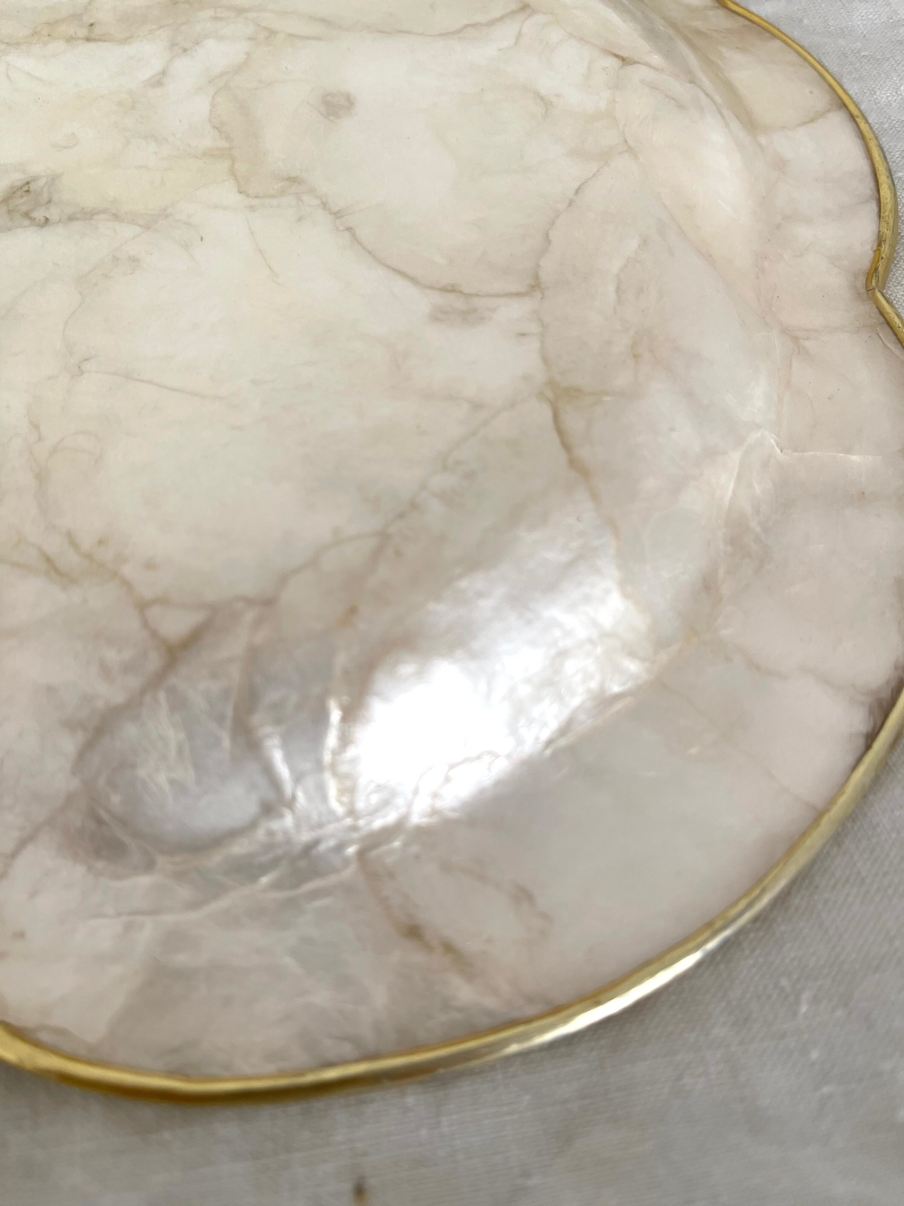 Dish in mother-of-pearl and brass