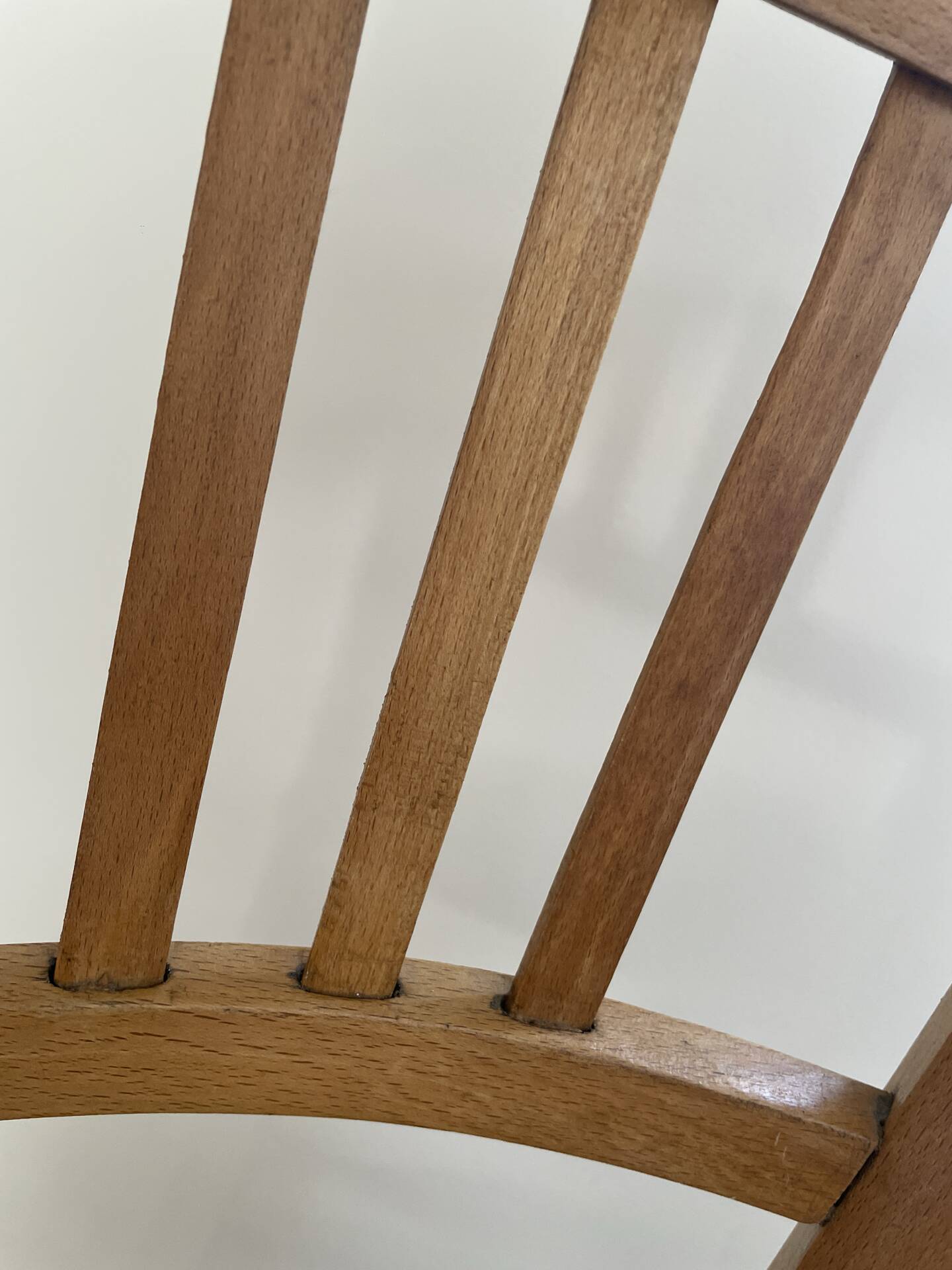 Paire de chaises vintage en bois – lignes sobres et belle patine