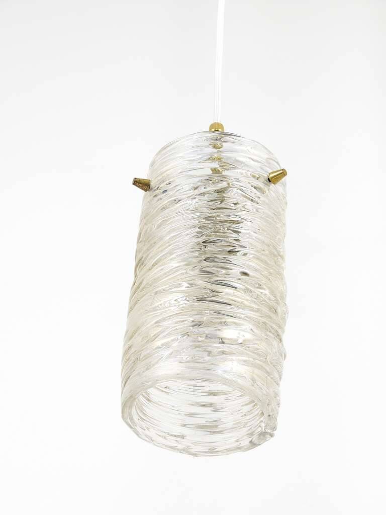 Suspension tube en verre texturé et laiton de milieu de siècle par J.T. Kalmar, Autriche, années 1950