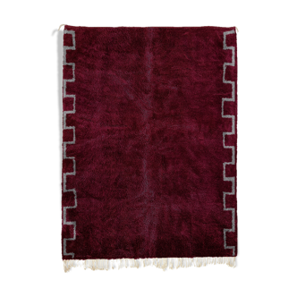 Tapis marocain moderne rouge foncé