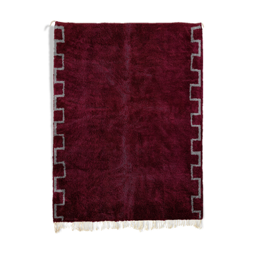 Tapis marocain moderne rouge foncé