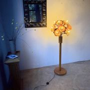 Lampadaire en orme motifs « fleurs », années 70