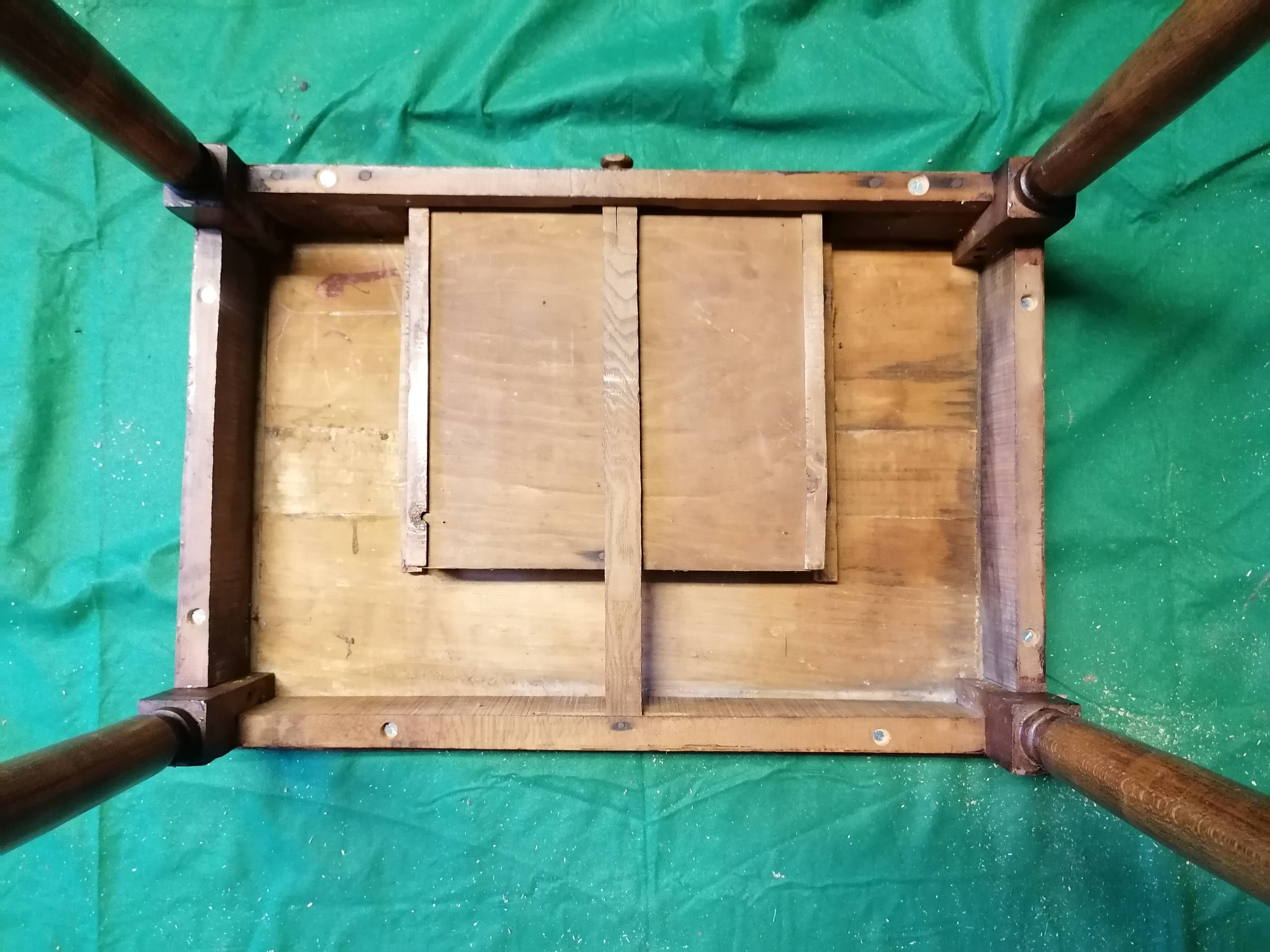 Small desk with 1 drawer in solid wood.