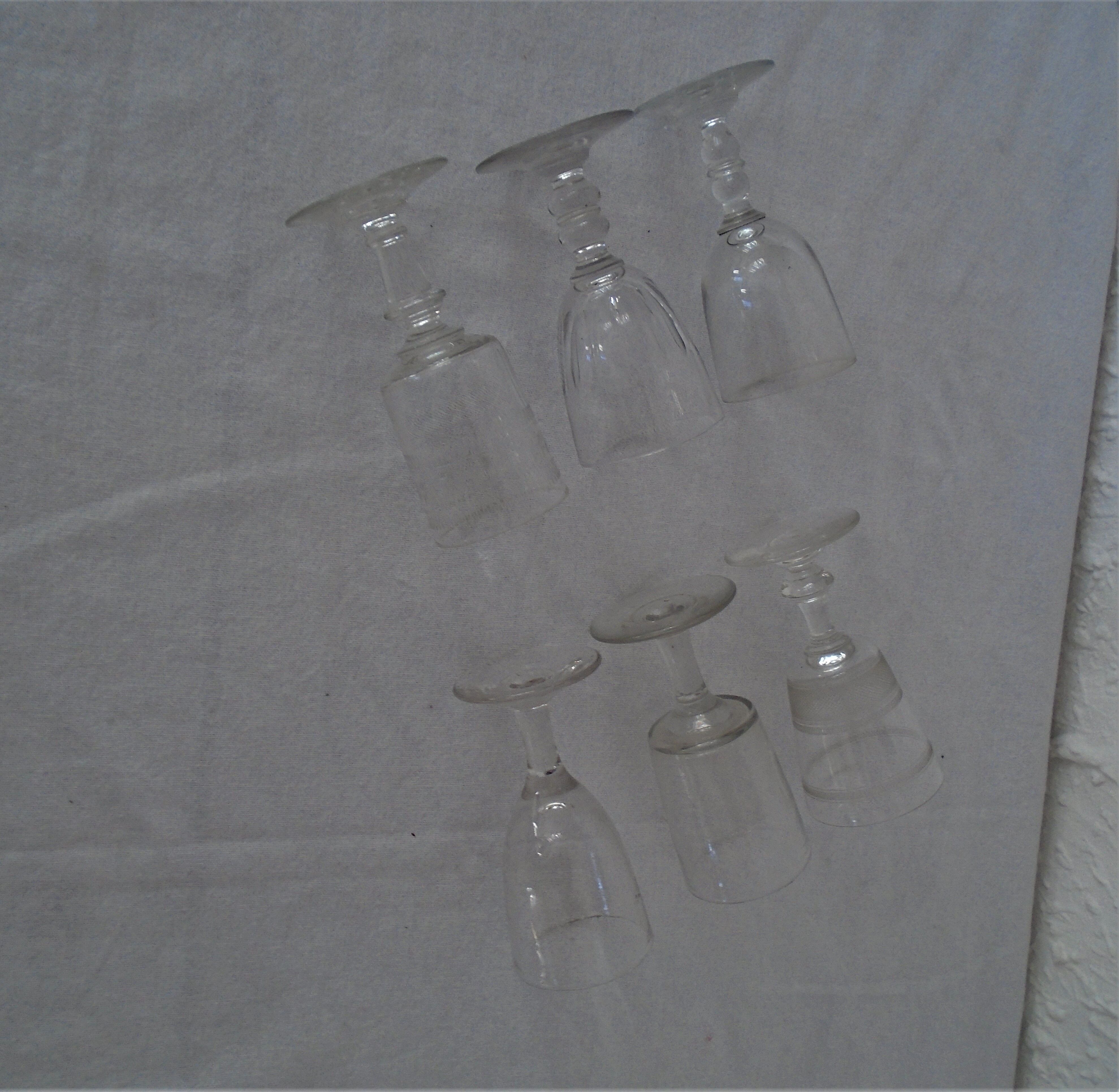 Set de 6 verres anciens dont 2 gravés formes diverses pr