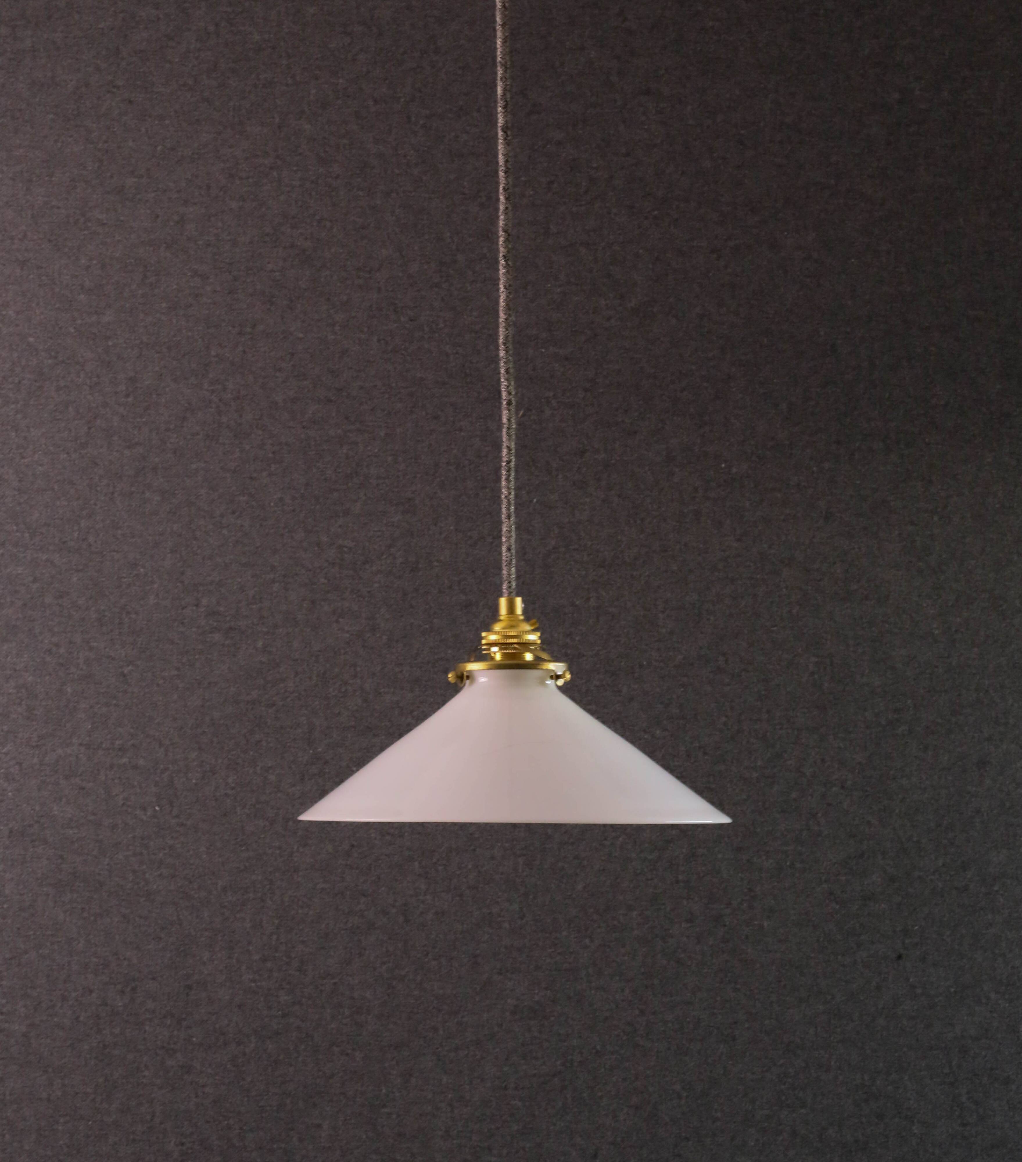 Suspension in high white opaline - delivered with a new cable and socket