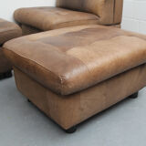 Ensemble de 2 chauffeuses et repose-pieds en cuir de buffle des années 1970