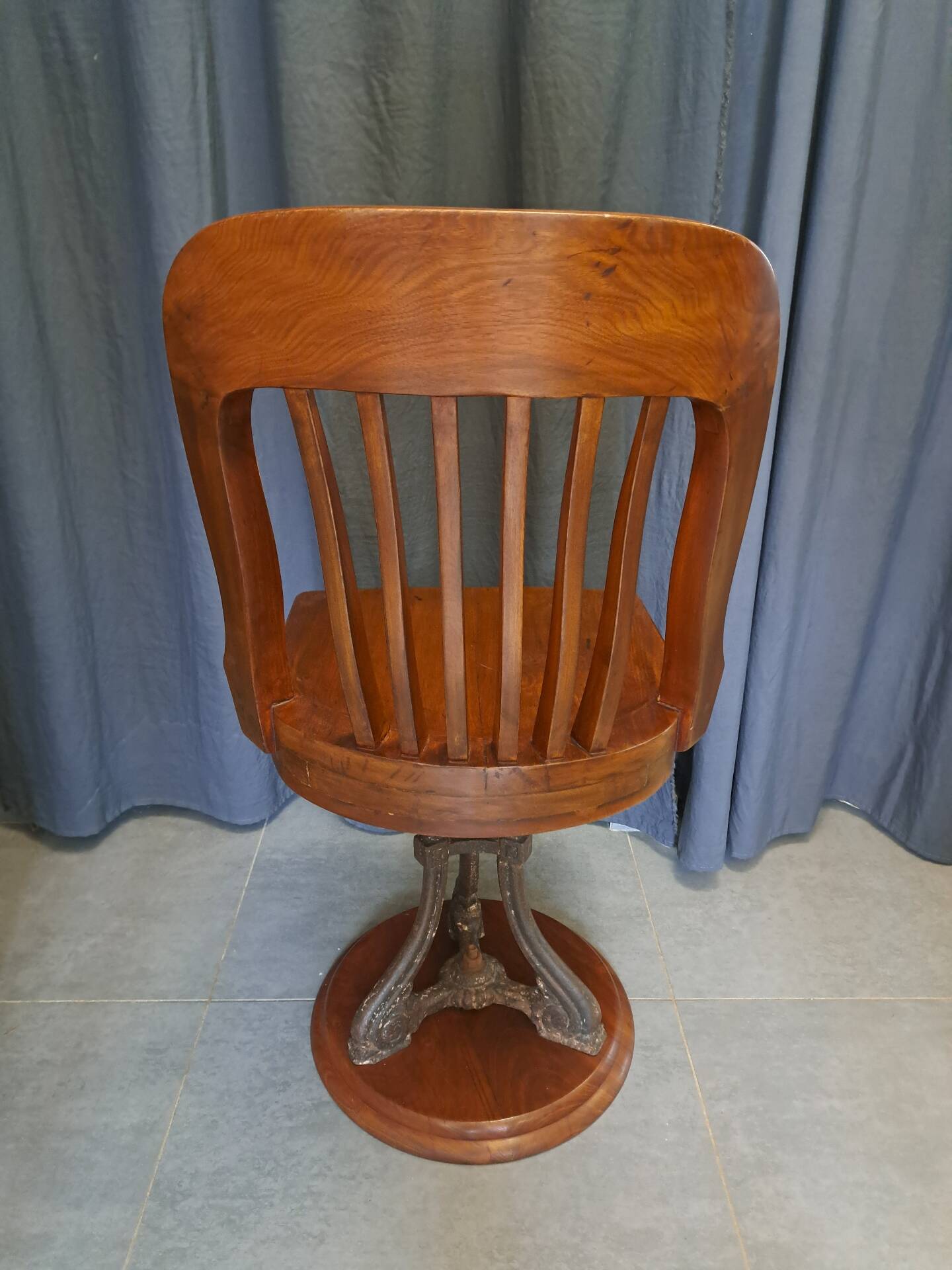Swivel American chair in walnut and cast iron