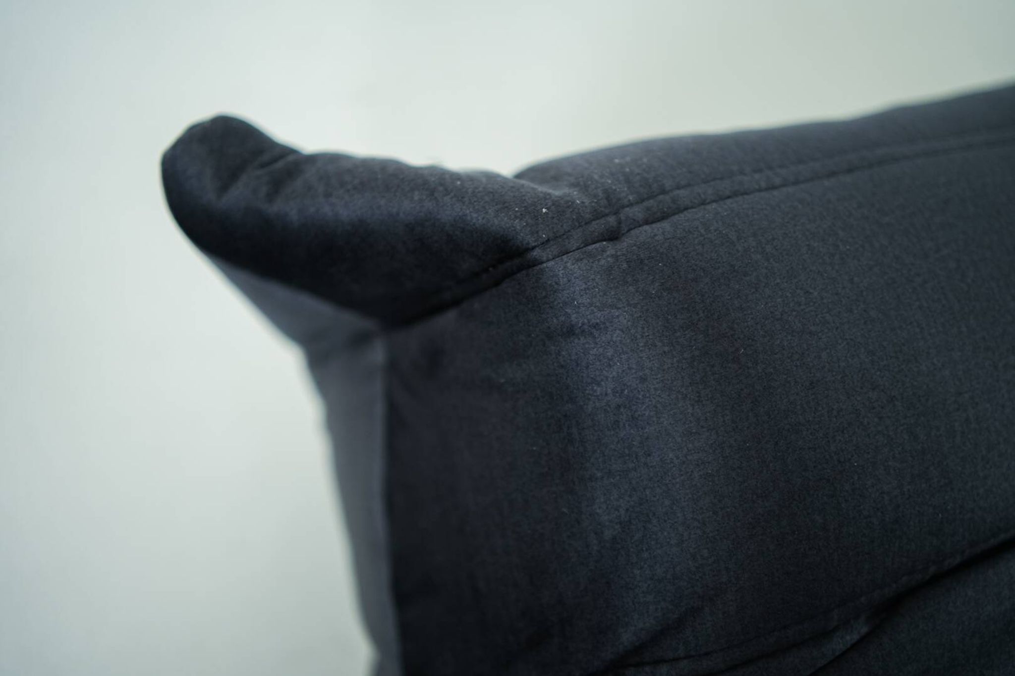 Togo set of chair and pouf in black shiny velvet