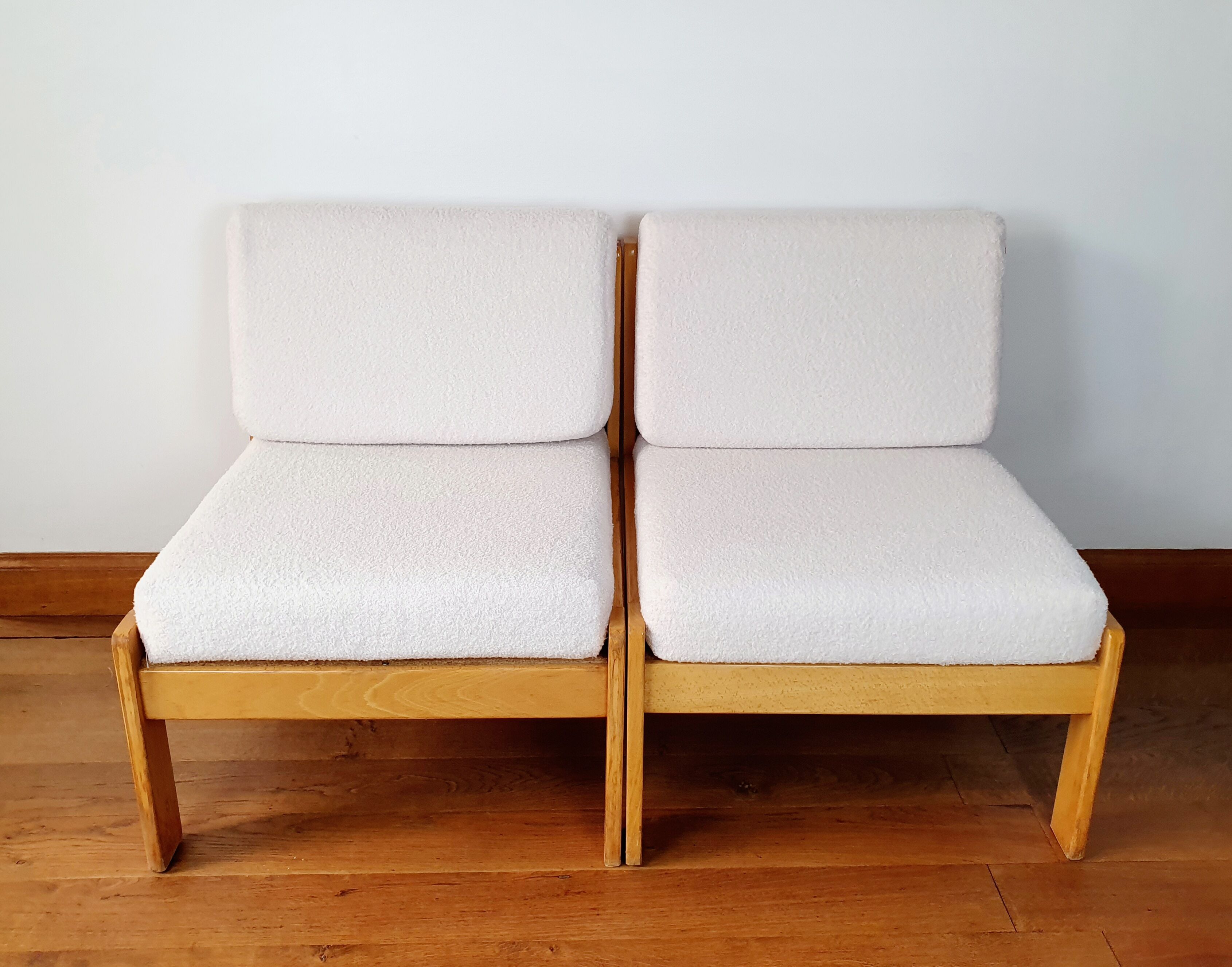 Paire de chauffeuses bois et tissu bouclette