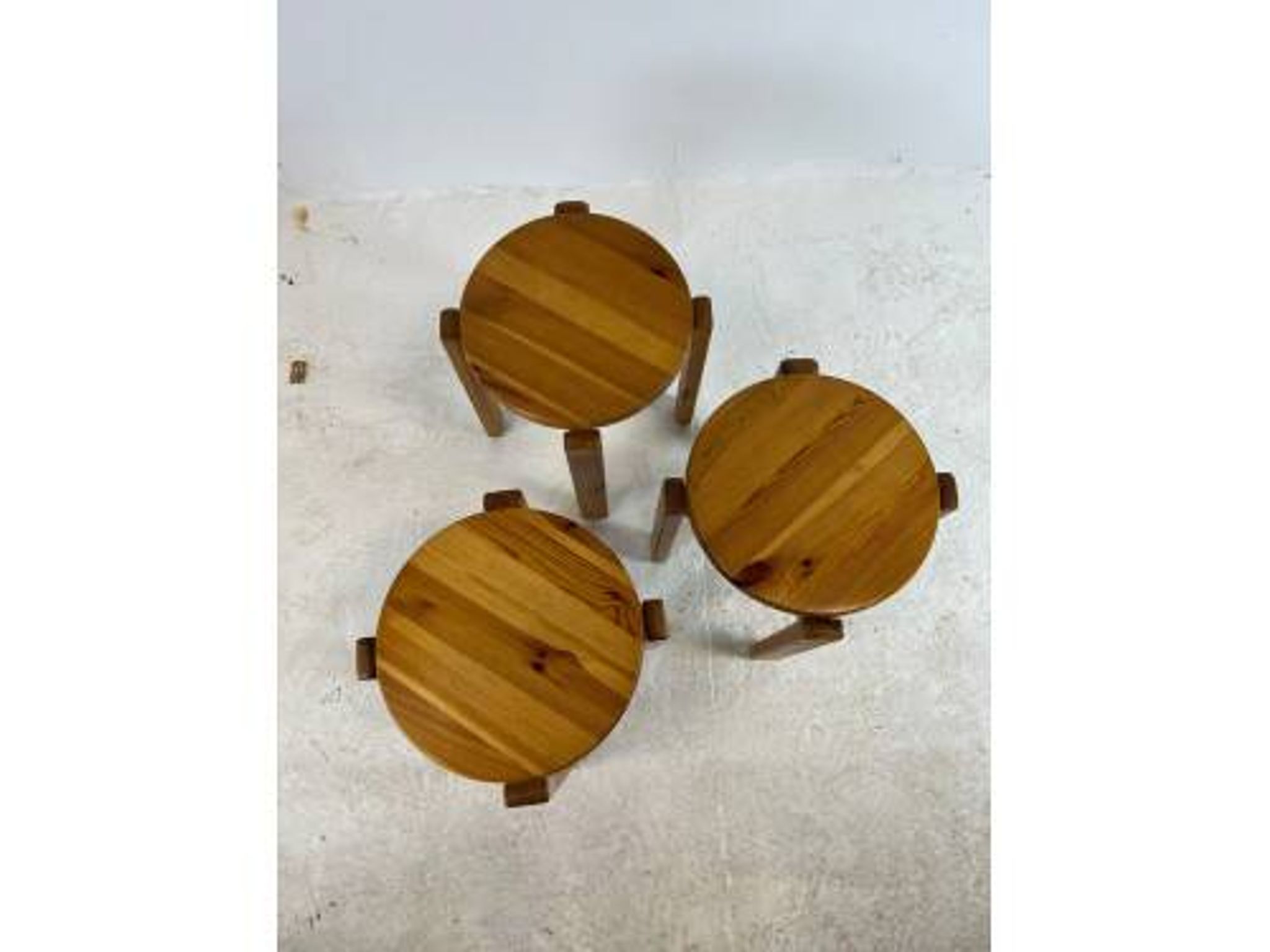 Trio de tabourets en pin massif, années 70