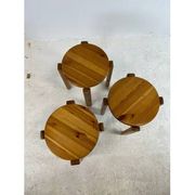 Trio de tabourets en pin massif, années 70